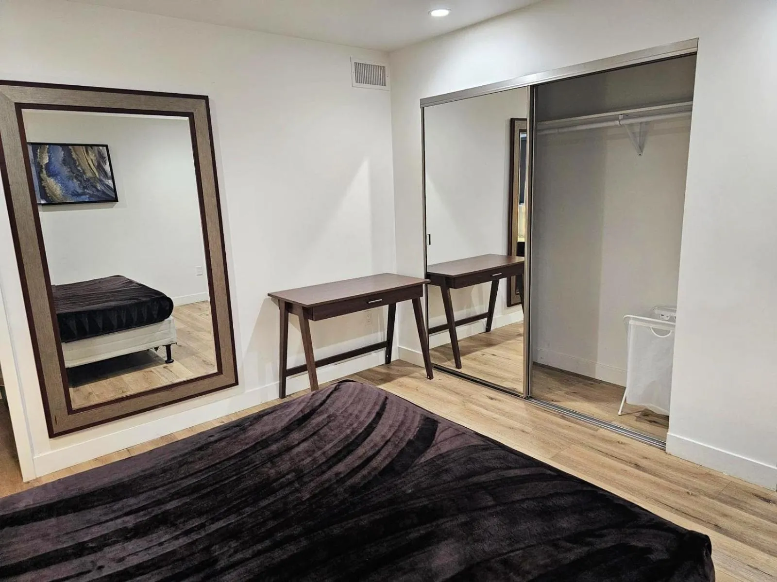 Bed in Hollywood Homes minutes to everything SPACIOUS AND FREE PARKING