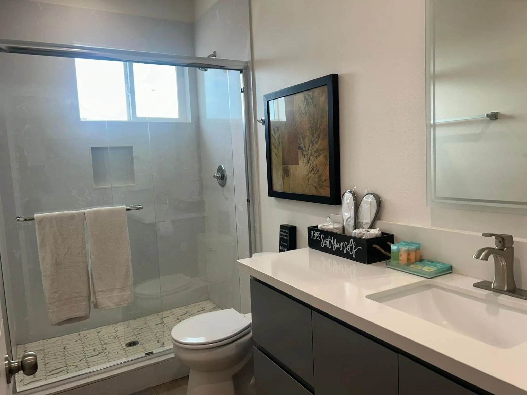 Shower in Hollywood Homes minutes to everything SPACIOUS AND FREE PARKING