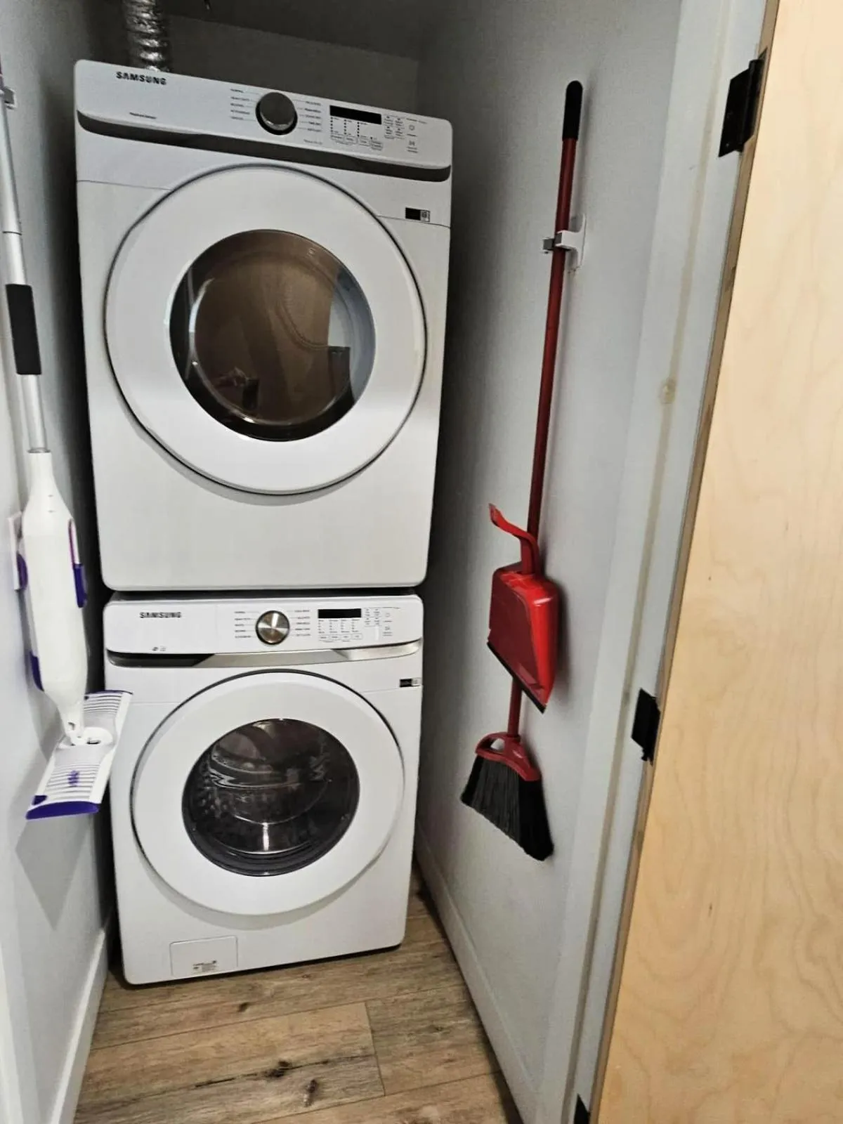 washing machine in Hollywood Homes minutes to everything SPACIOUS AND FREE PARKING