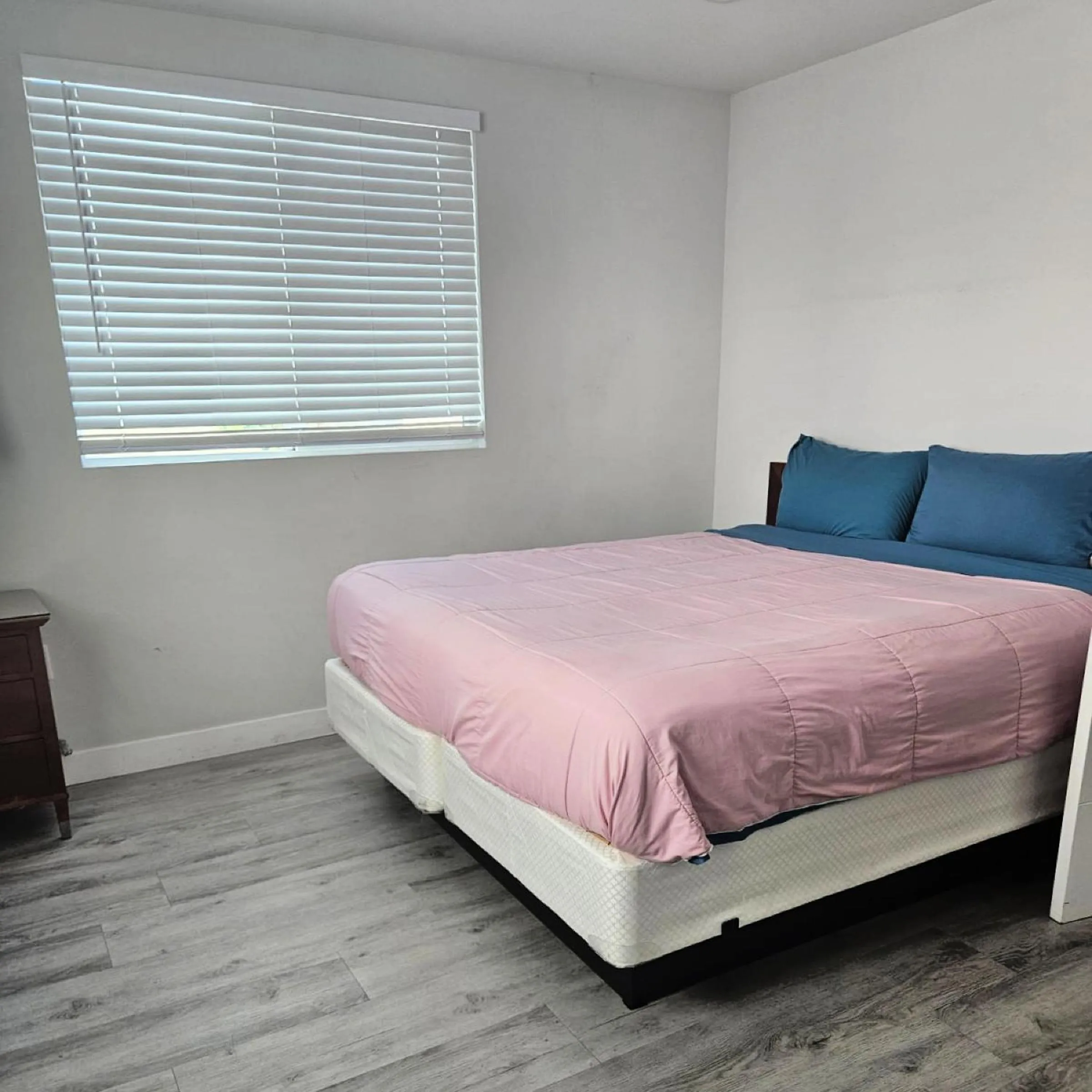 Bed in Hollywood Homes minutes to everything SPACIOUS AND FREE PARKING