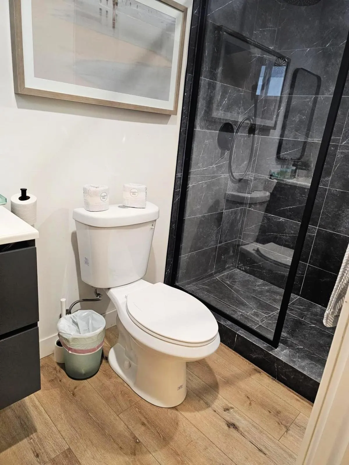 Shower in Hollywood Homes minutes to everything SPACIOUS AND FREE PARKING