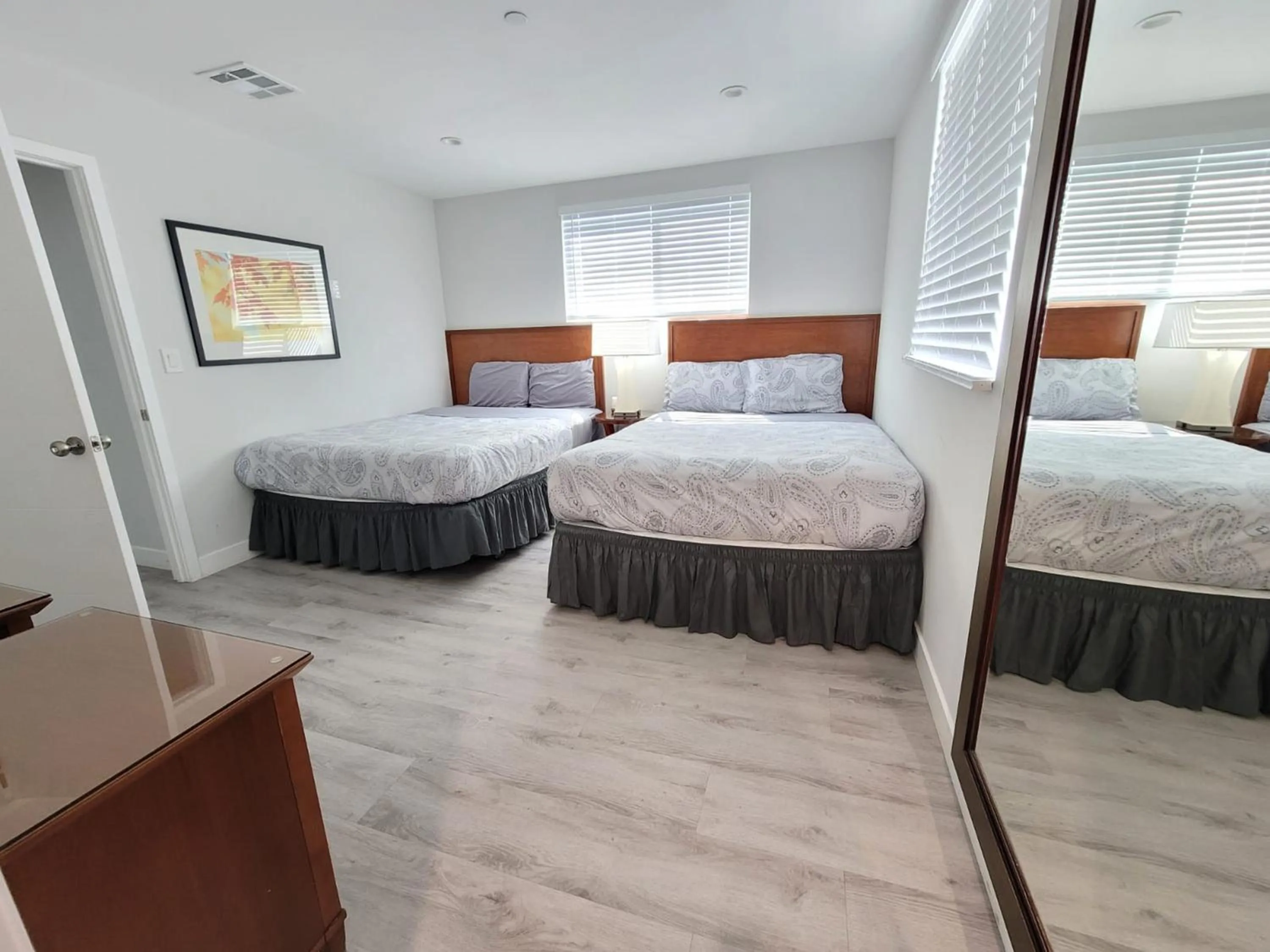 Bed in Hollywood Homes minutes to everything SPACIOUS AND FREE PARKING