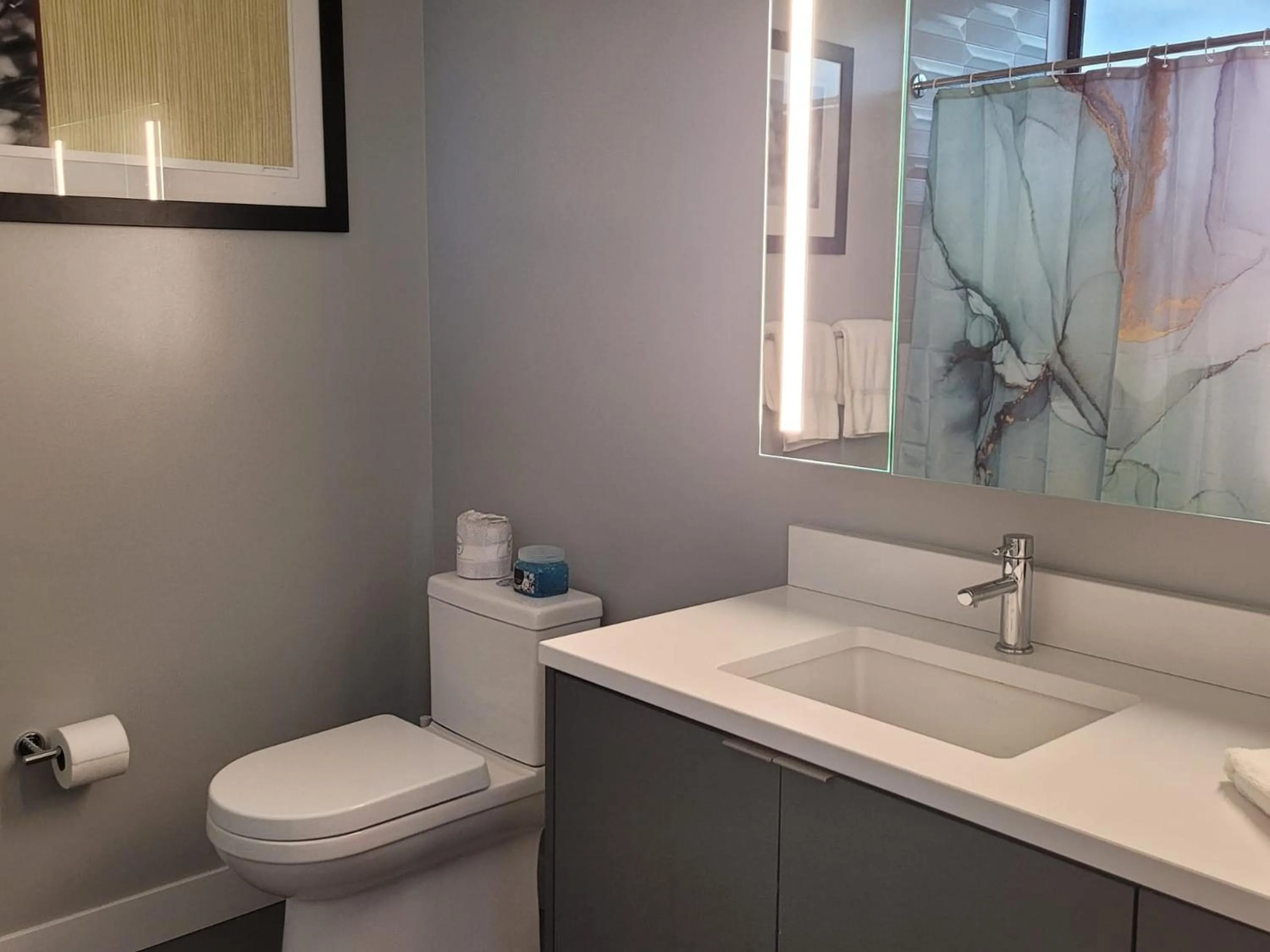 Bathroom in Hollywood Homes minutes to everything SPACIOUS AND FREE PARKING
