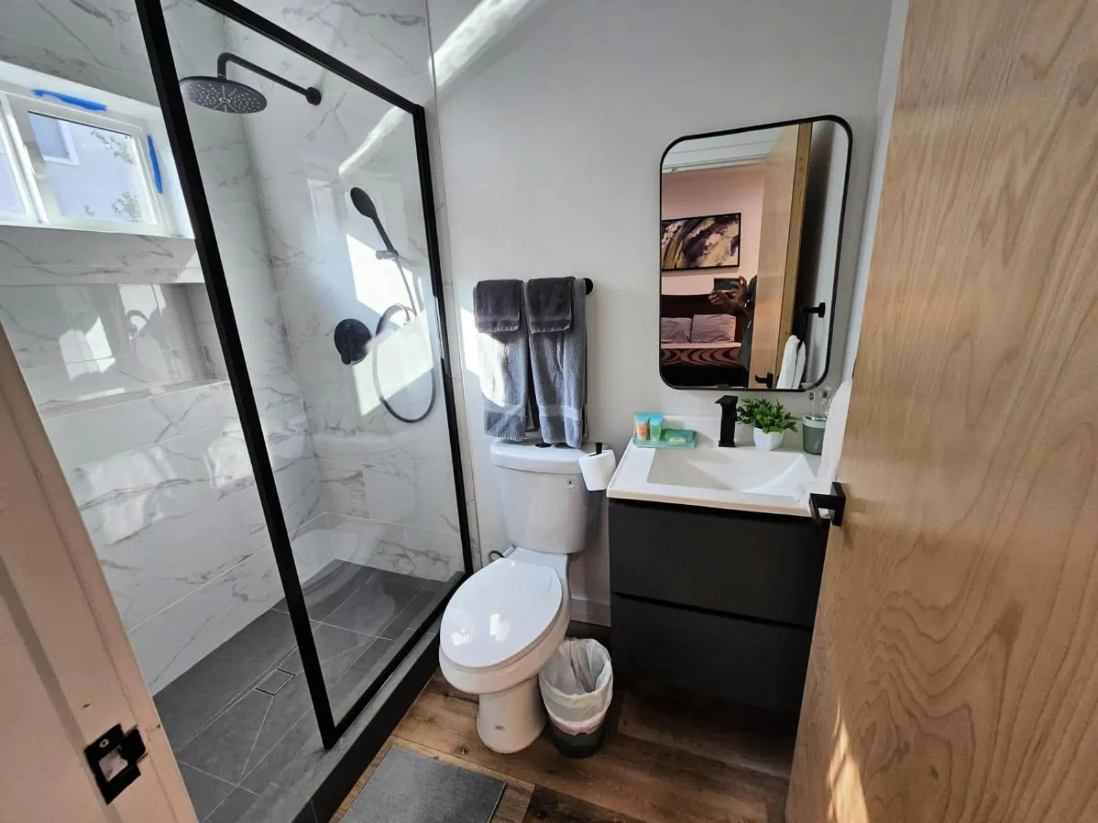 Shower in Hollywood Homes minutes to everything SPACIOUS AND FREE PARKING