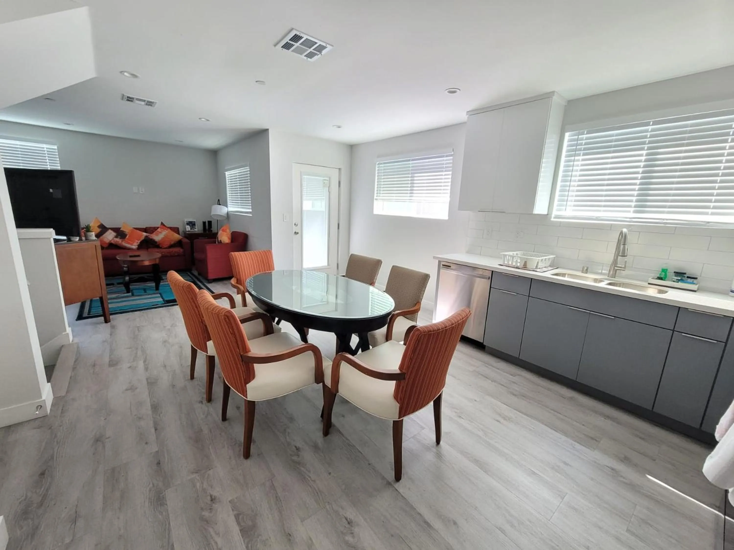 Kitchen or kitchenette in Hollywood Homes minutes to everything SPACIOUS AND FREE PARKING