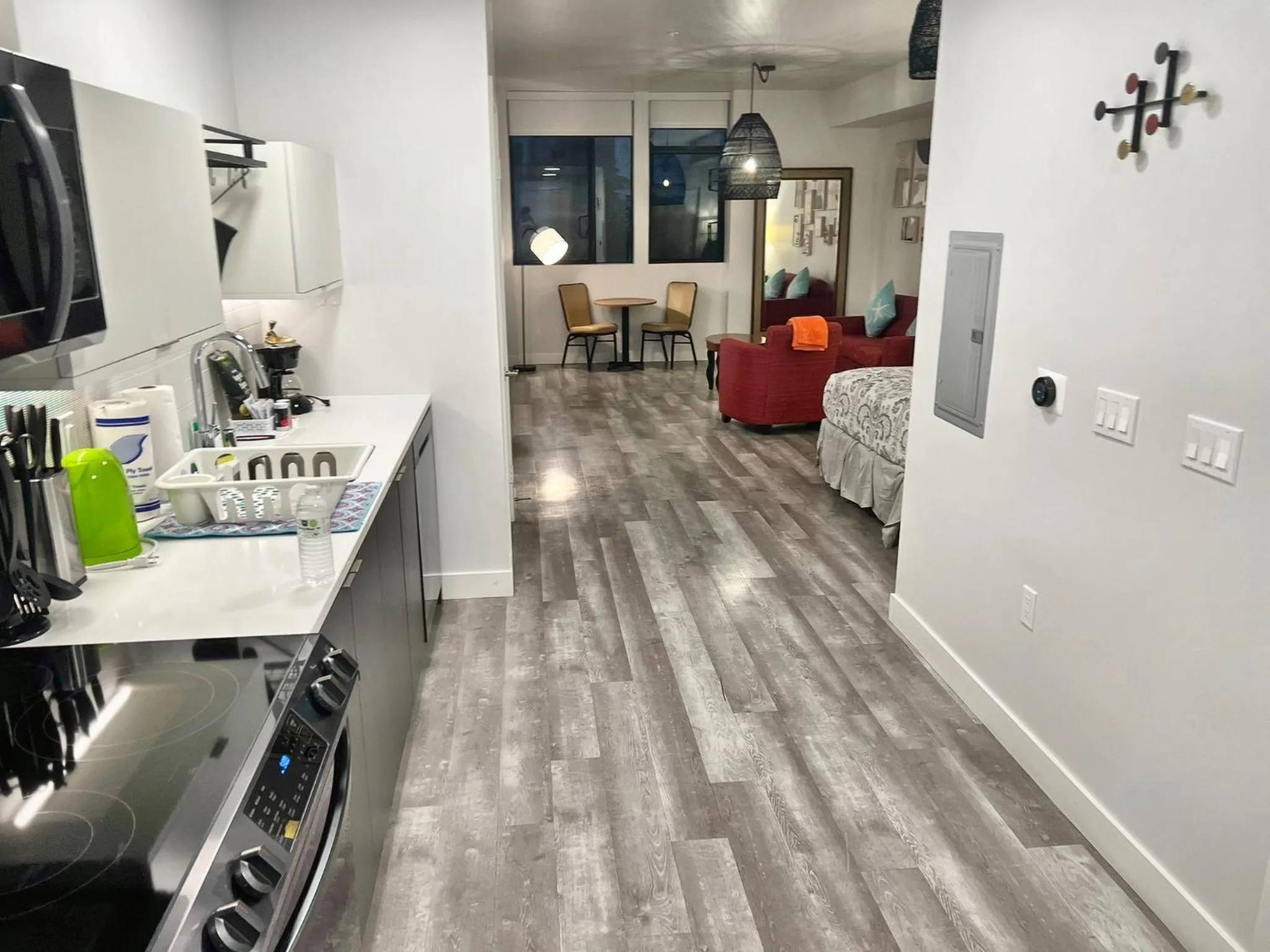 Kitchen or kitchenette in Hollywood Homes minutes to everything SPACIOUS AND FREE PARKING