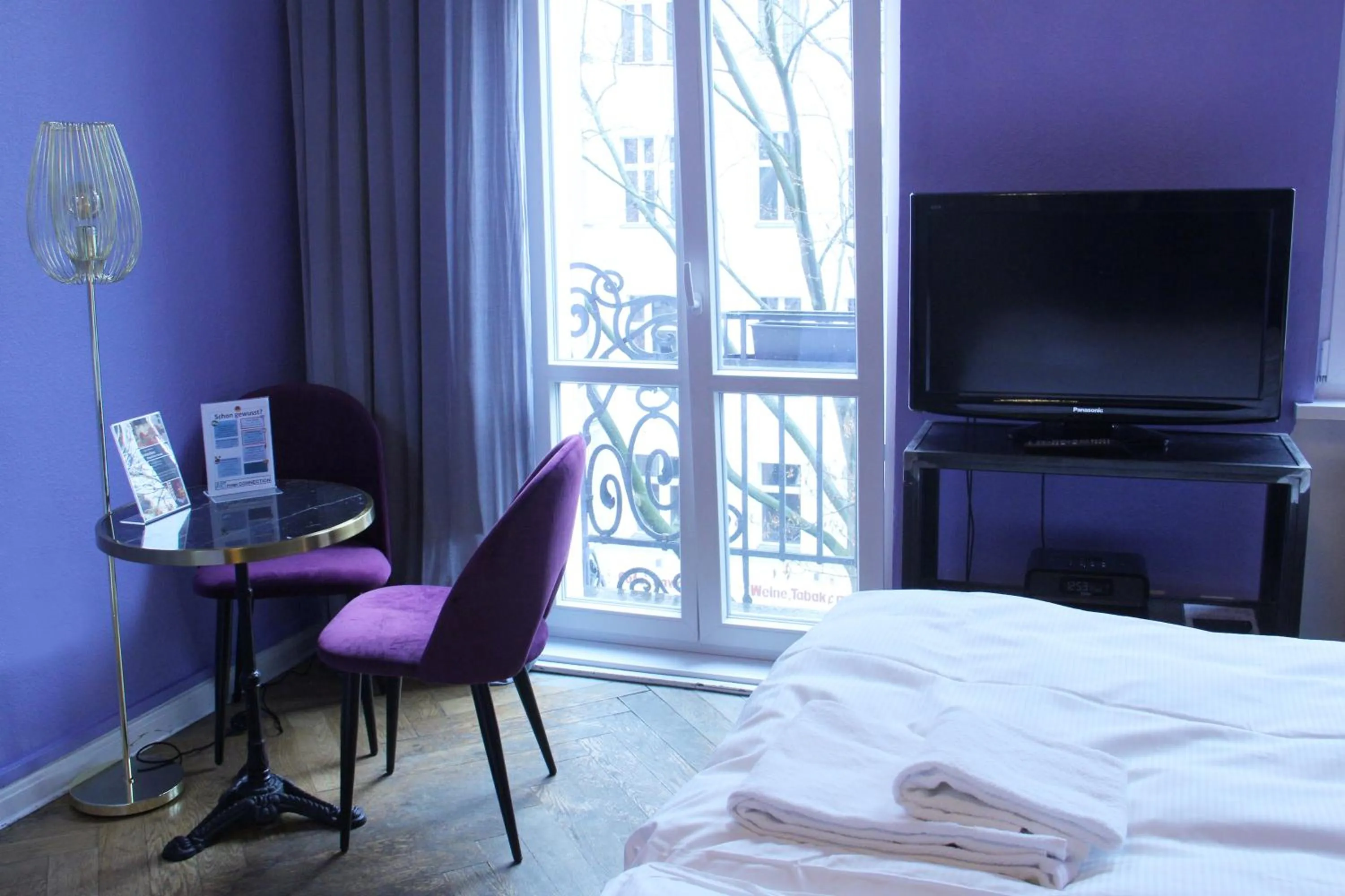 Seating area, Bed in ArtHotel Connection