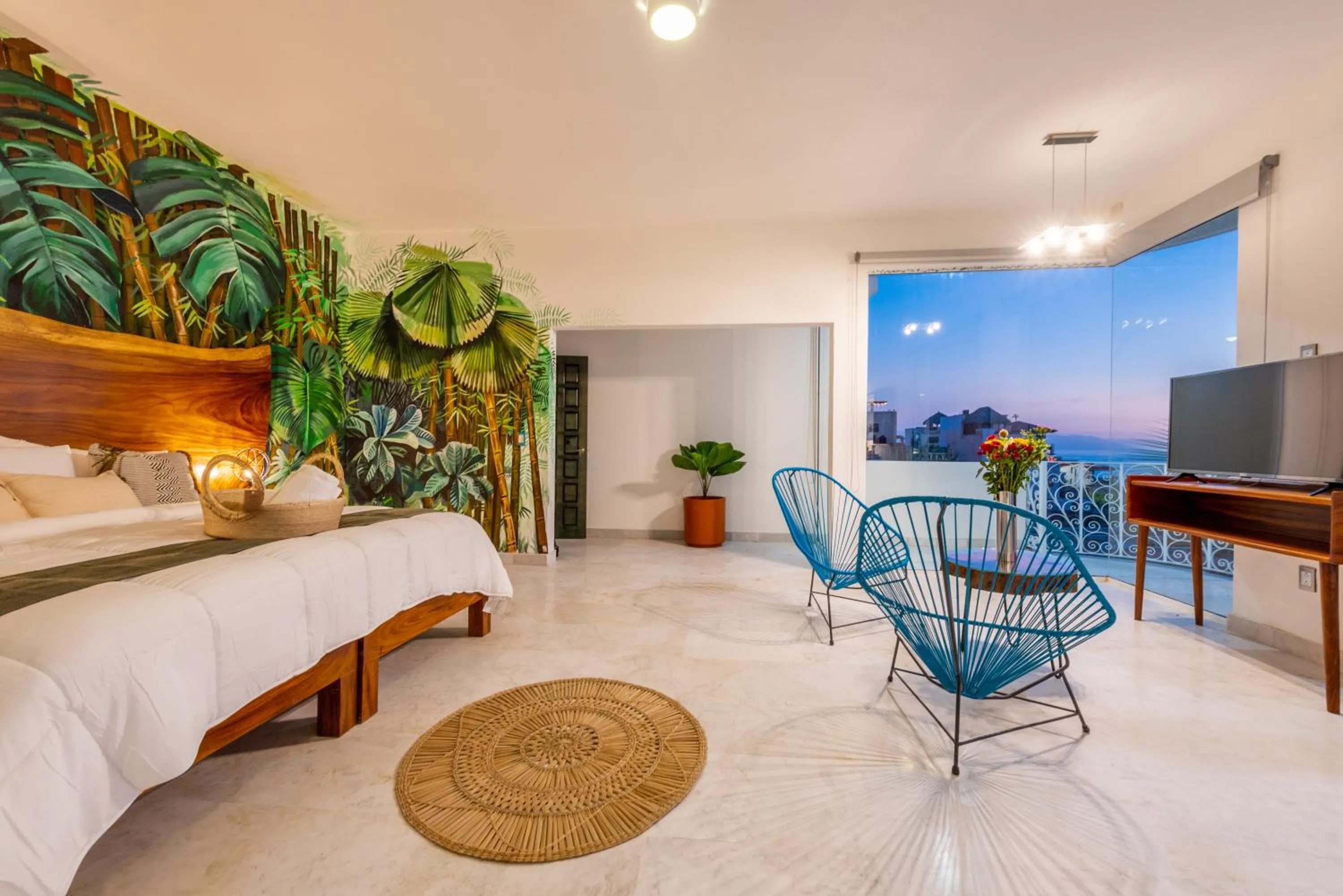 Seating area, Bed in La Casa Blanca