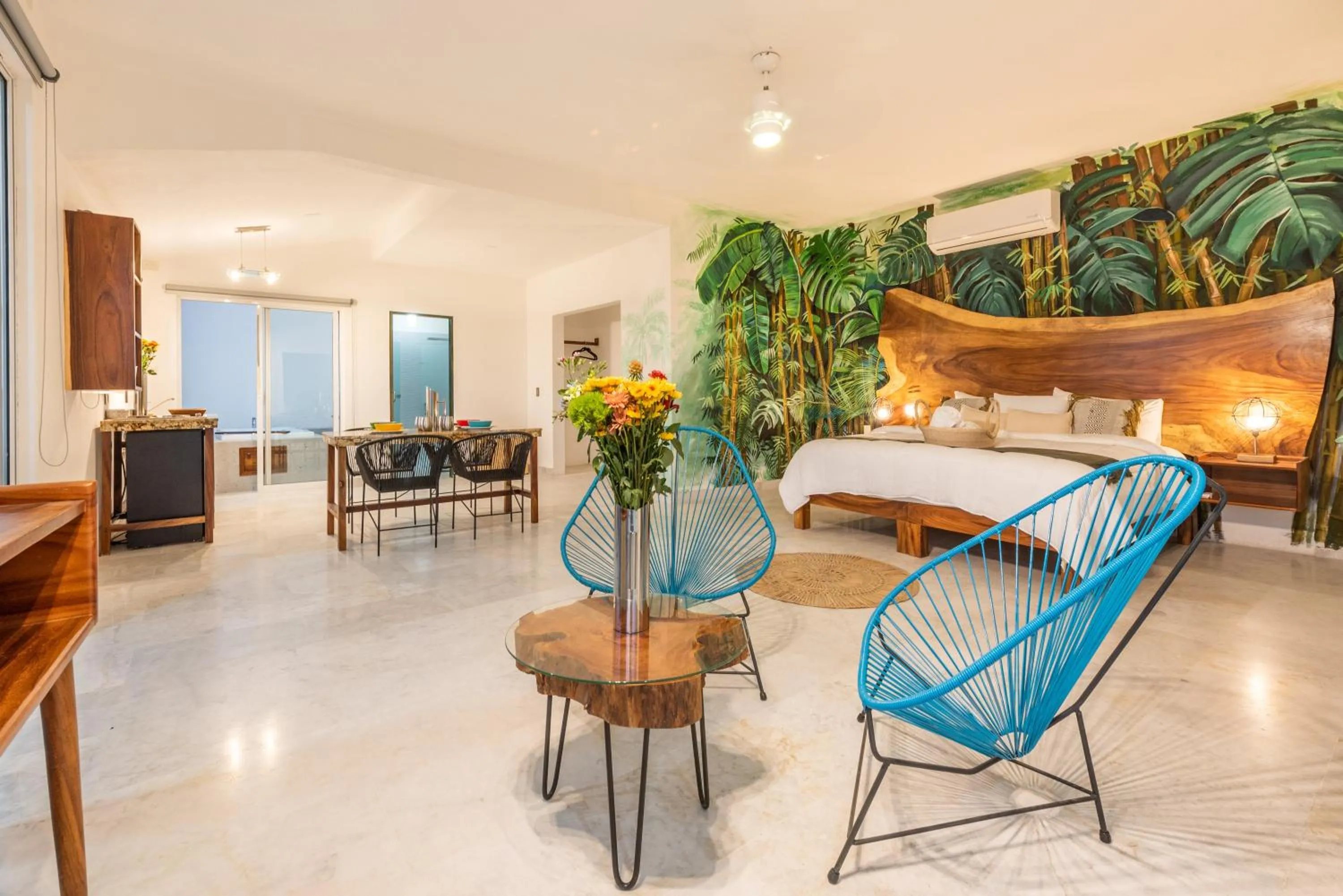 Seating area, Bed in La Casa Blanca