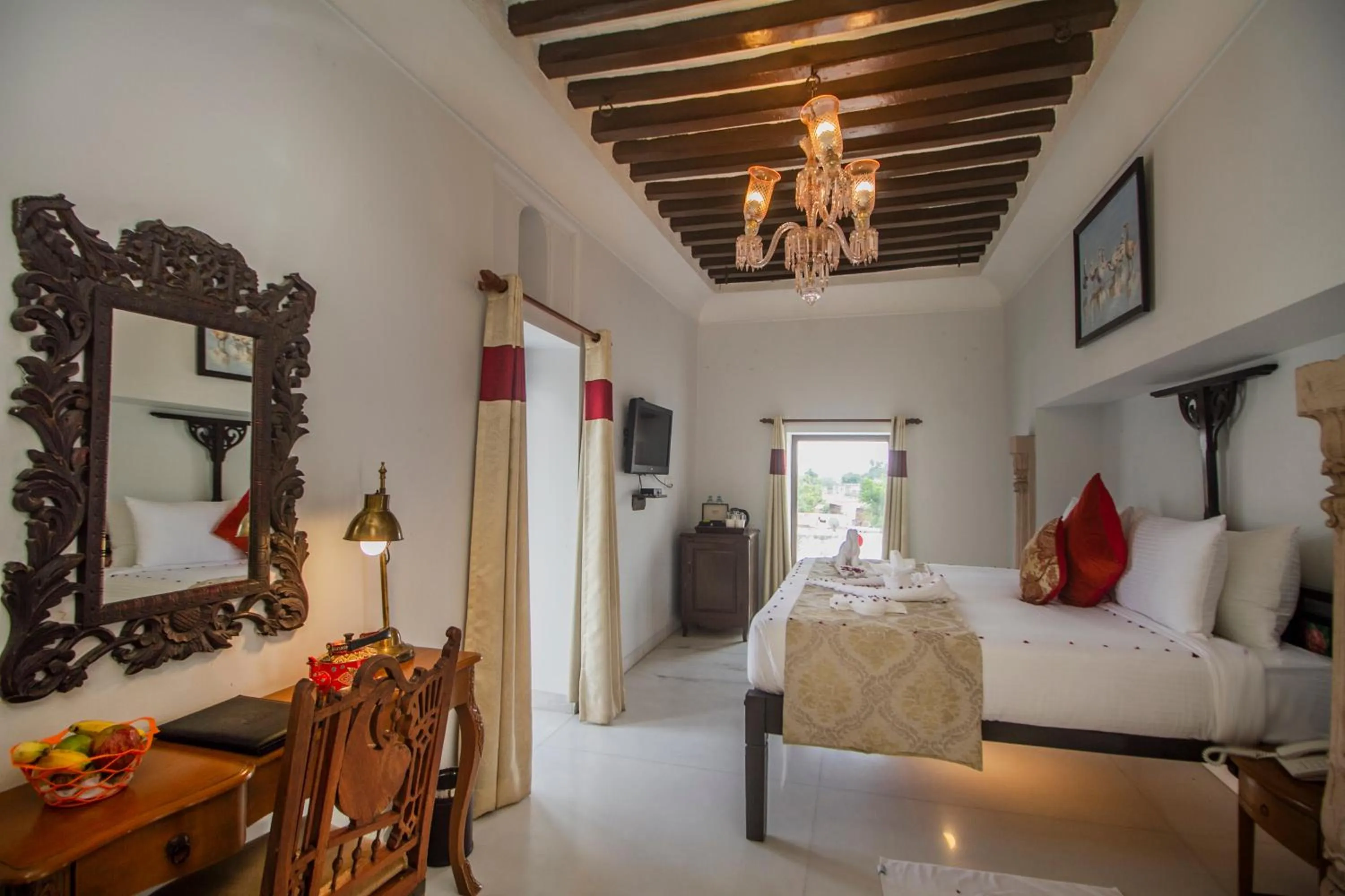 Bedroom, Bed in Amritara Chandra Mahal Haveli, Bharatpur