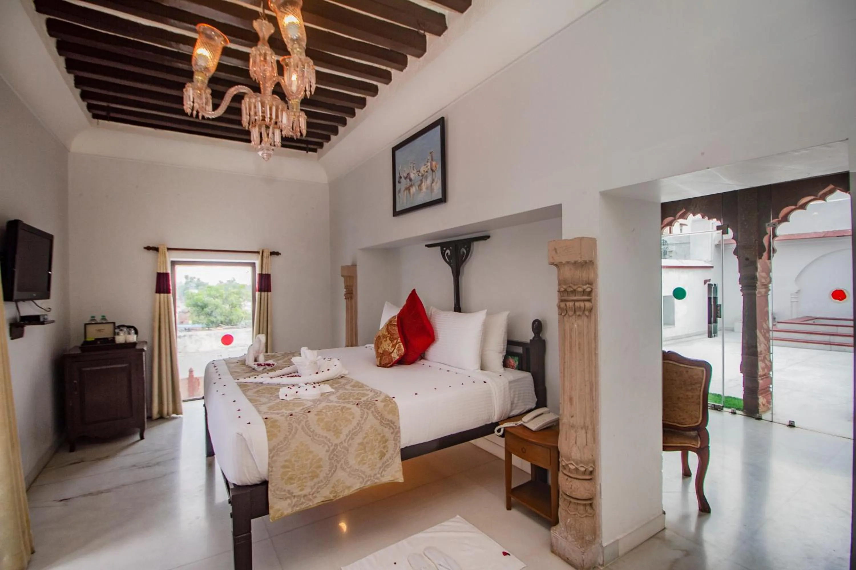 Patio, Bed in Amritara Chandra Mahal Haveli, Bharatpur