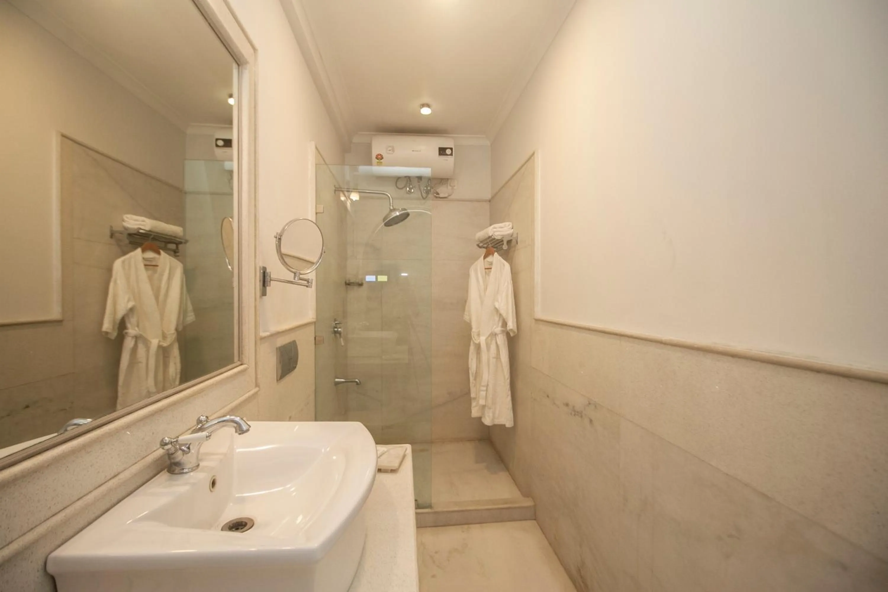 Bathroom in Amritara Chandra Mahal Haveli, Bharatpur