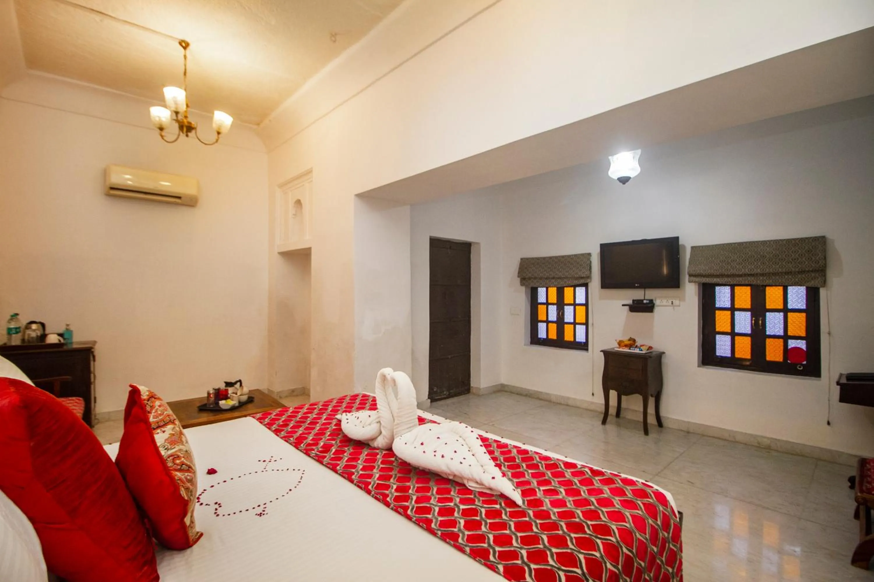 Bedroom, Bed in Amritara Chandra Mahal Haveli, Bharatpur