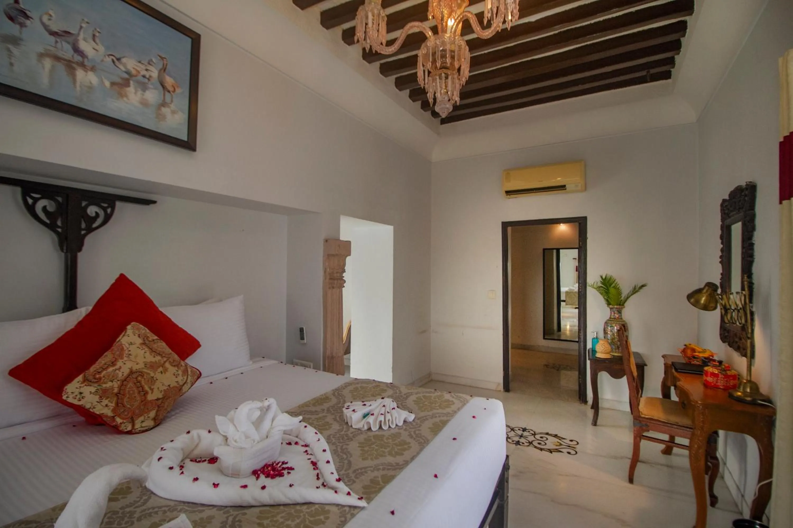 Bedroom, Bed in Amritara Chandra Mahal Haveli, Bharatpur