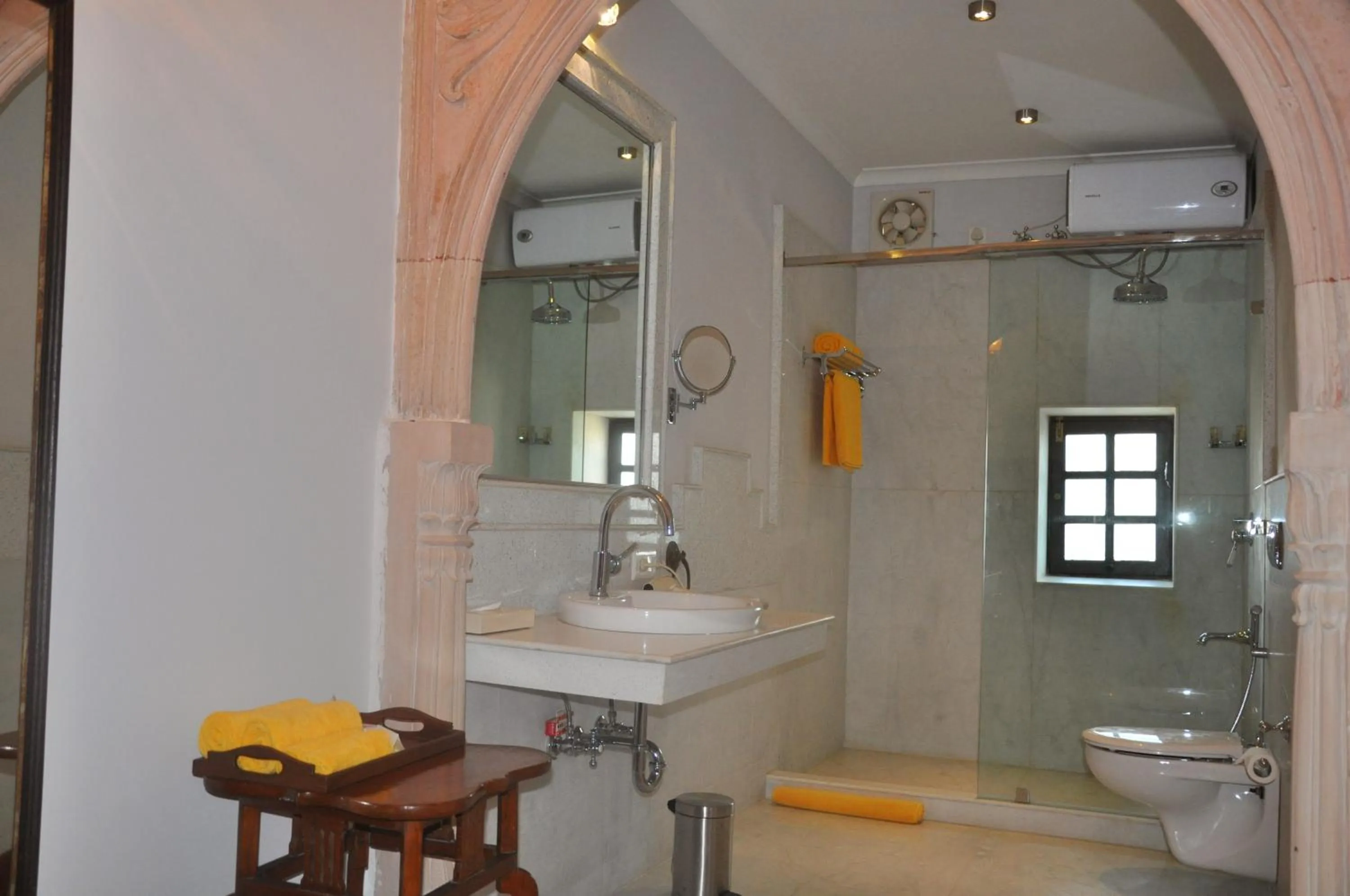 Bathroom in Amritara Chandra Mahal Haveli, Bharatpur