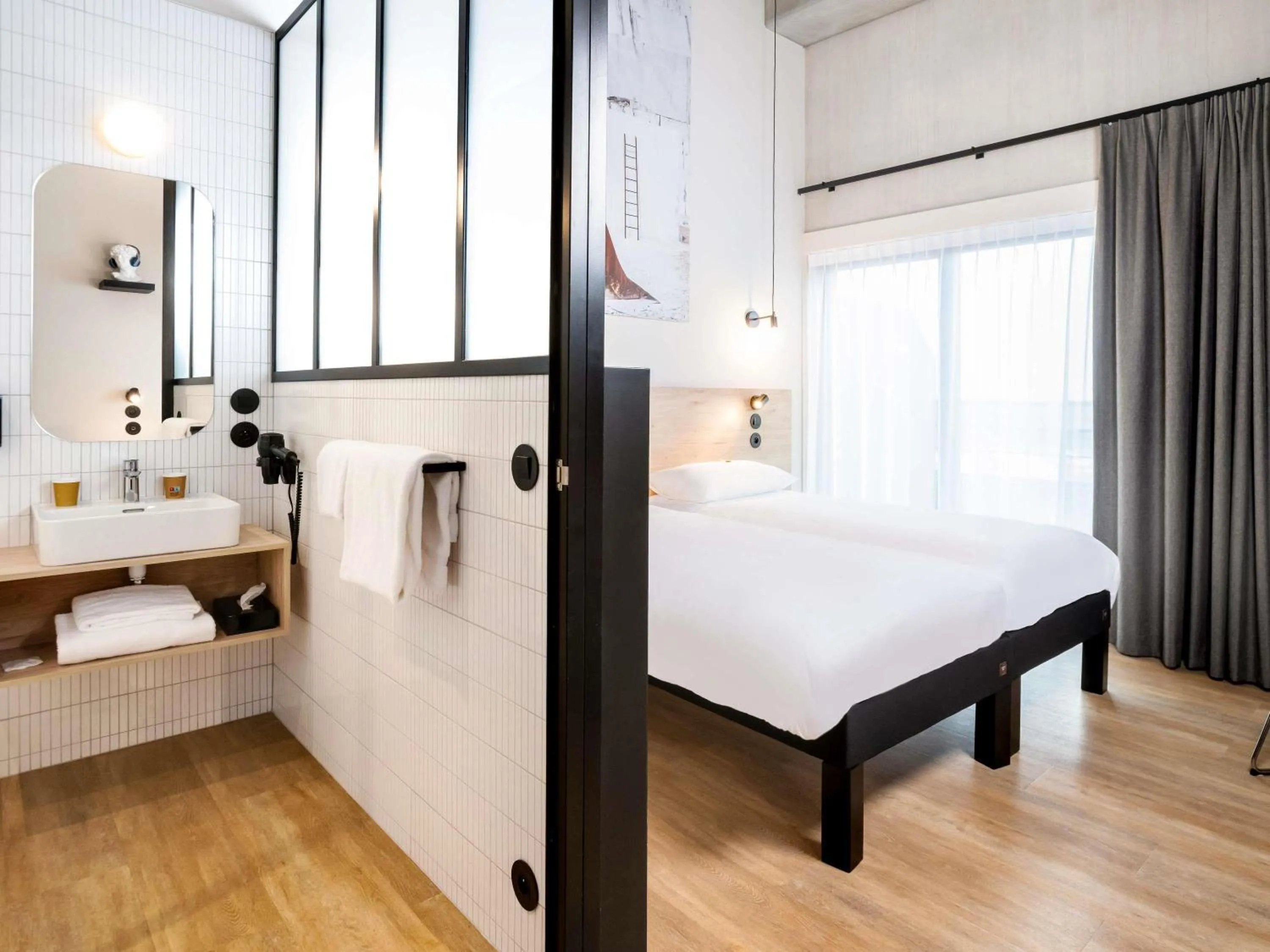 Bedroom, Bed in ibis Styles Namur