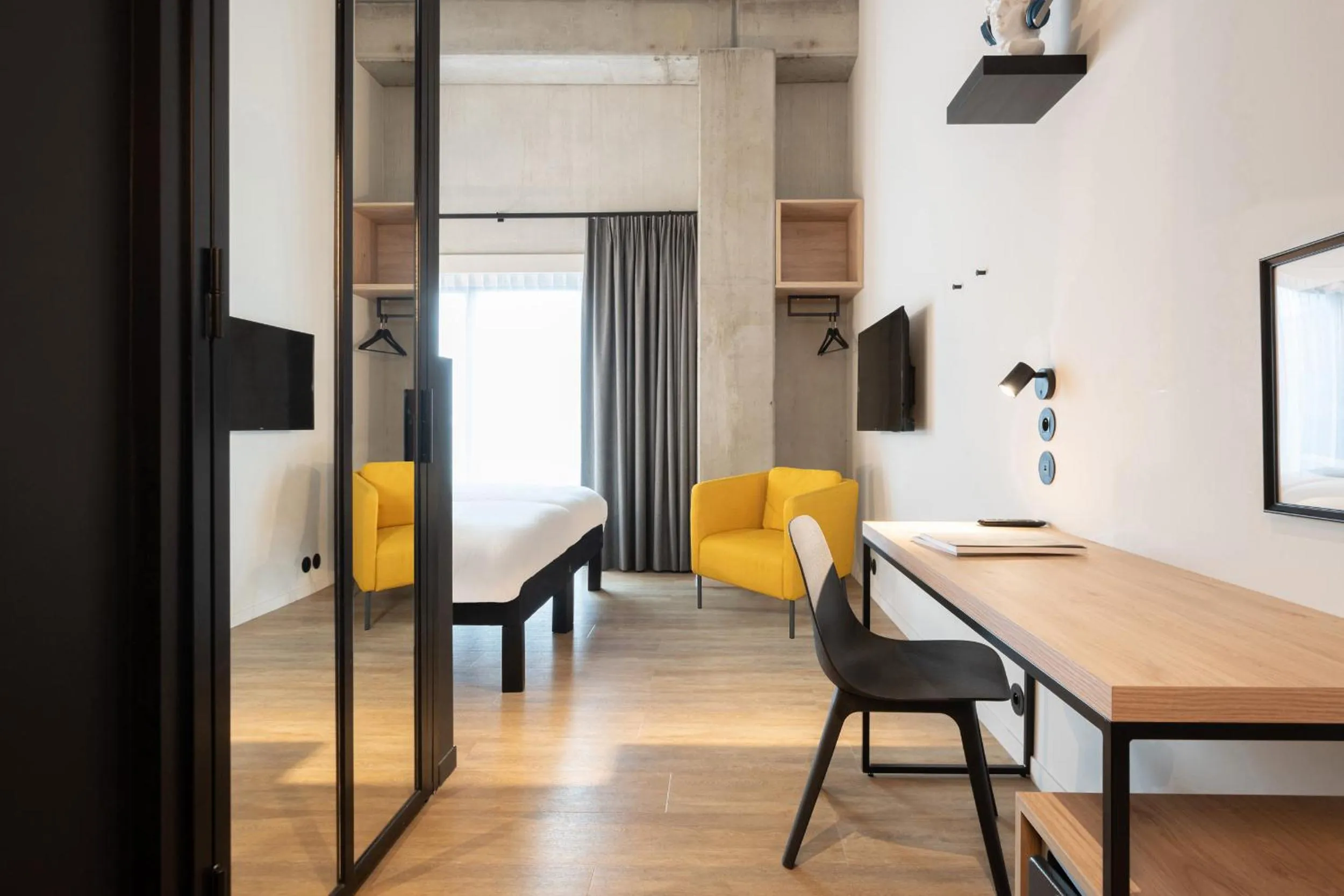 Photo of the whole room in ibis Styles Namur