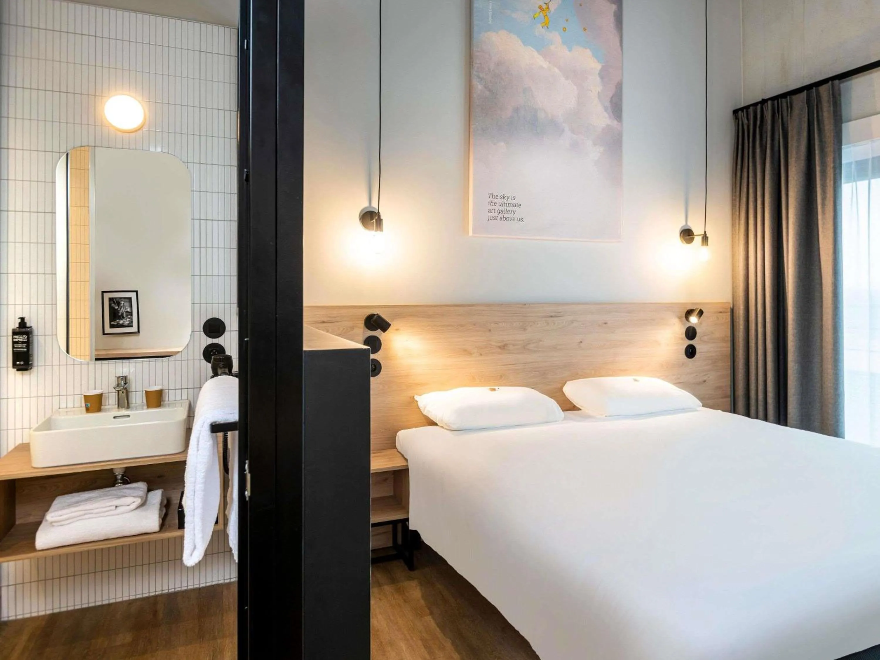 Bedroom, Bed in ibis Styles Namur