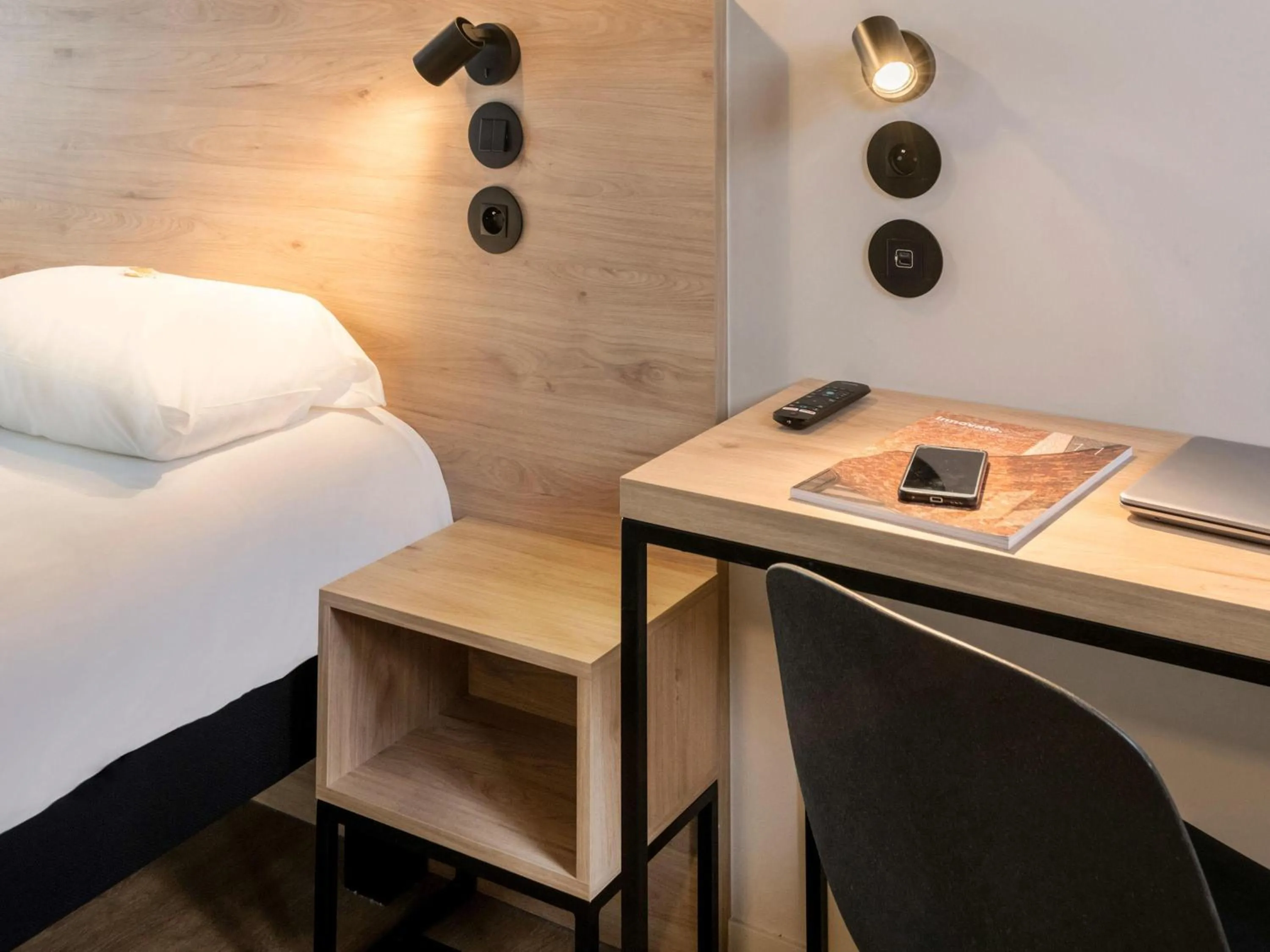 Bedroom, Bed in ibis Styles Namur