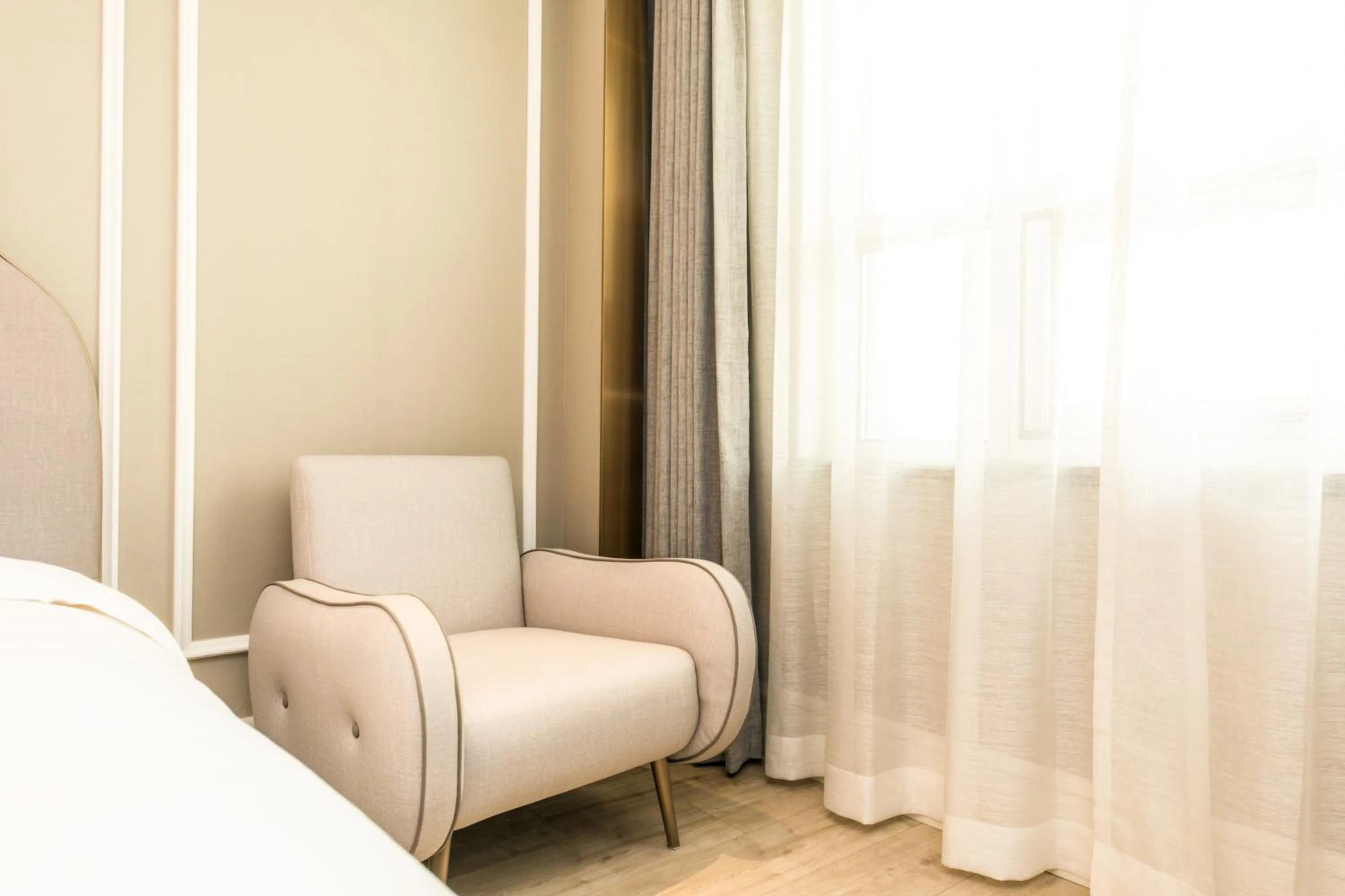 Seating area, Bed in Mercure Xian City Centre