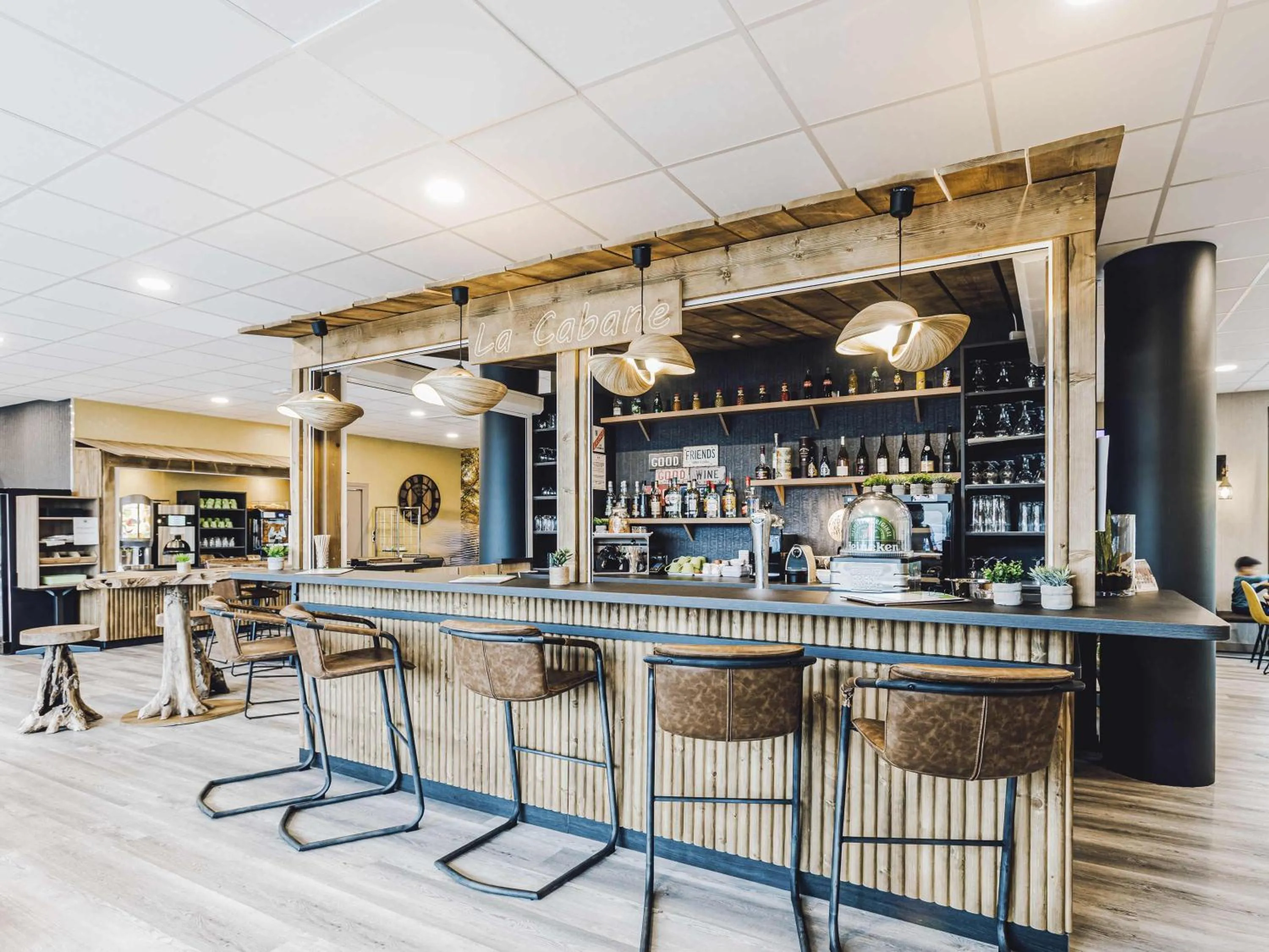 Lounge or bar in ibis Styles Contres-Cheverny