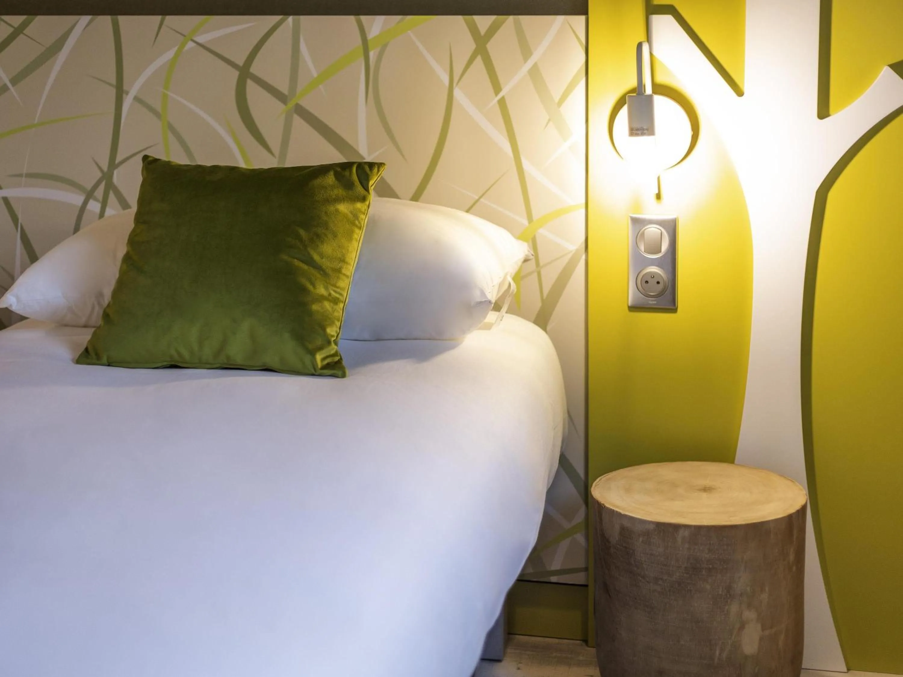 Bedroom, Bed in ibis Styles Contres-Cheverny