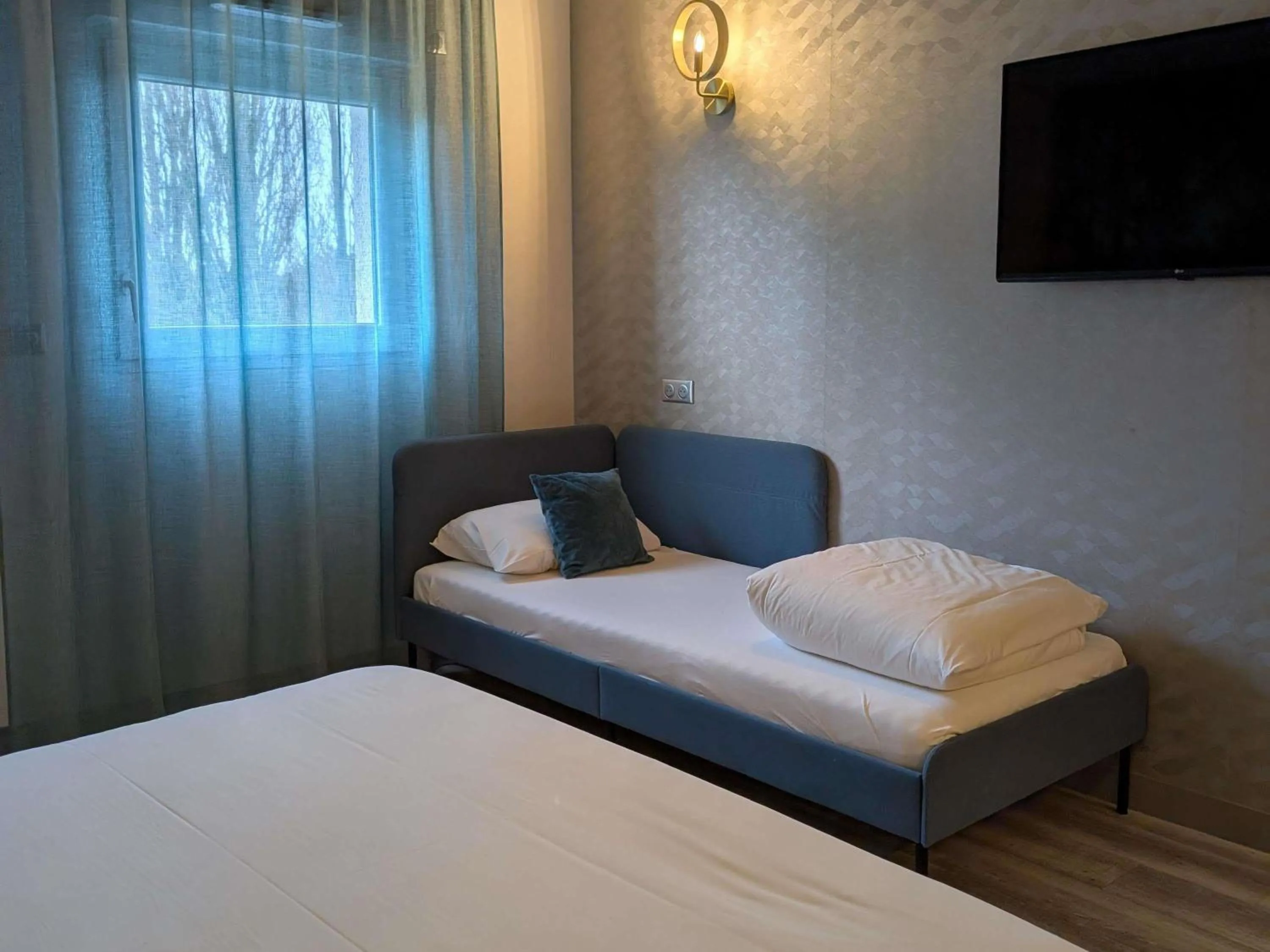 Bedroom, Bed in ibis Styles Contres-Cheverny
