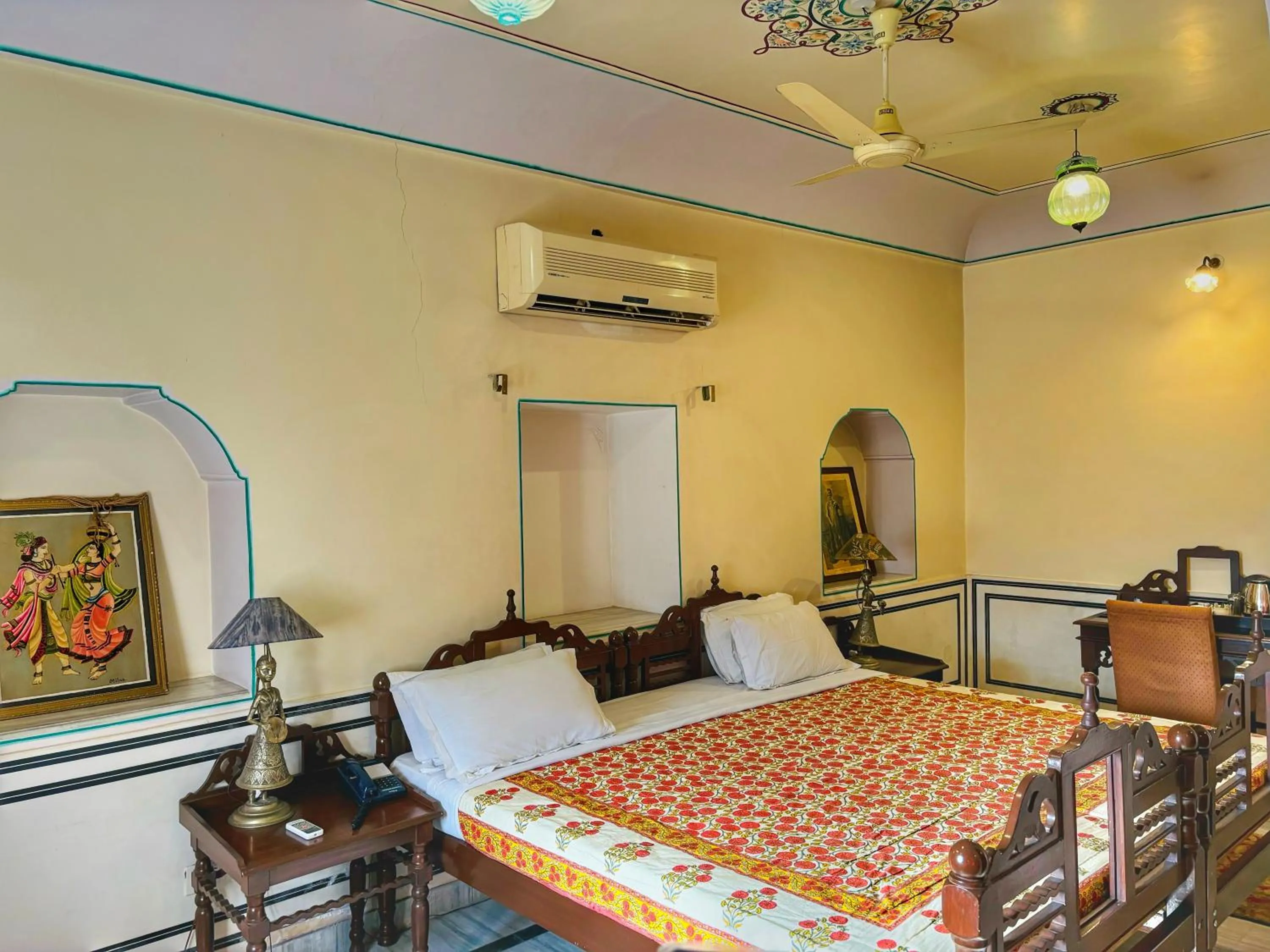 Bed in Saba Haveli