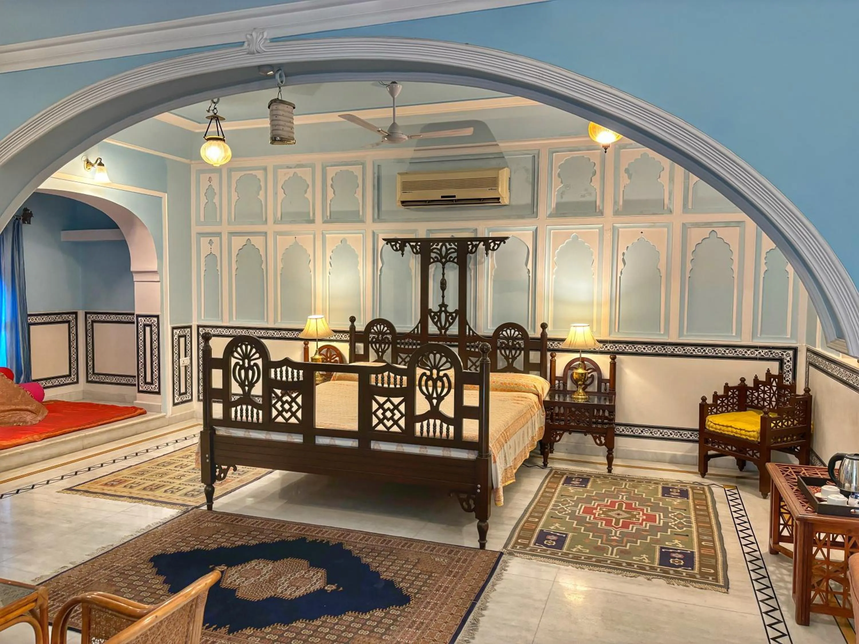 Bed in Saba Haveli
