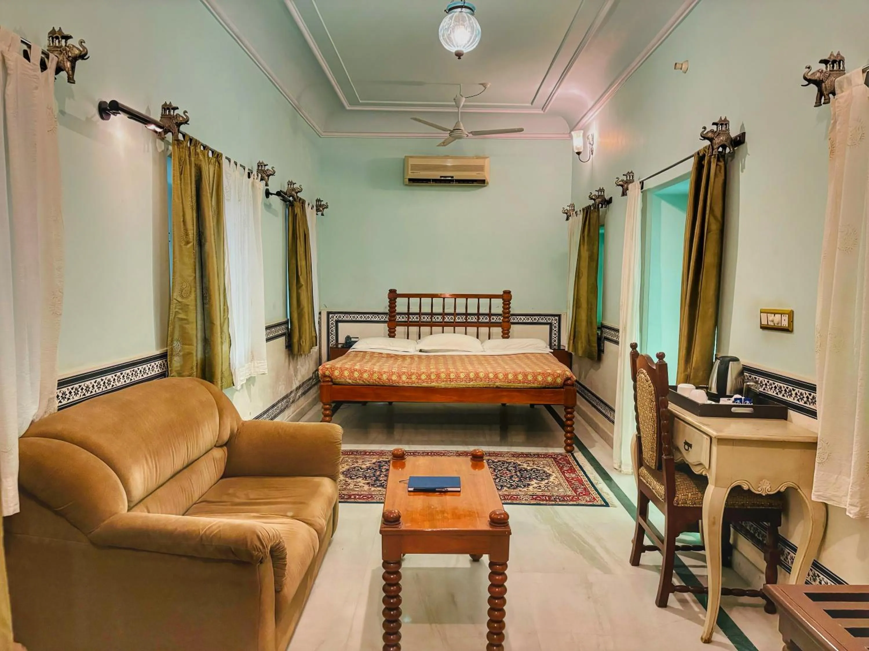 Bed in Saba Haveli