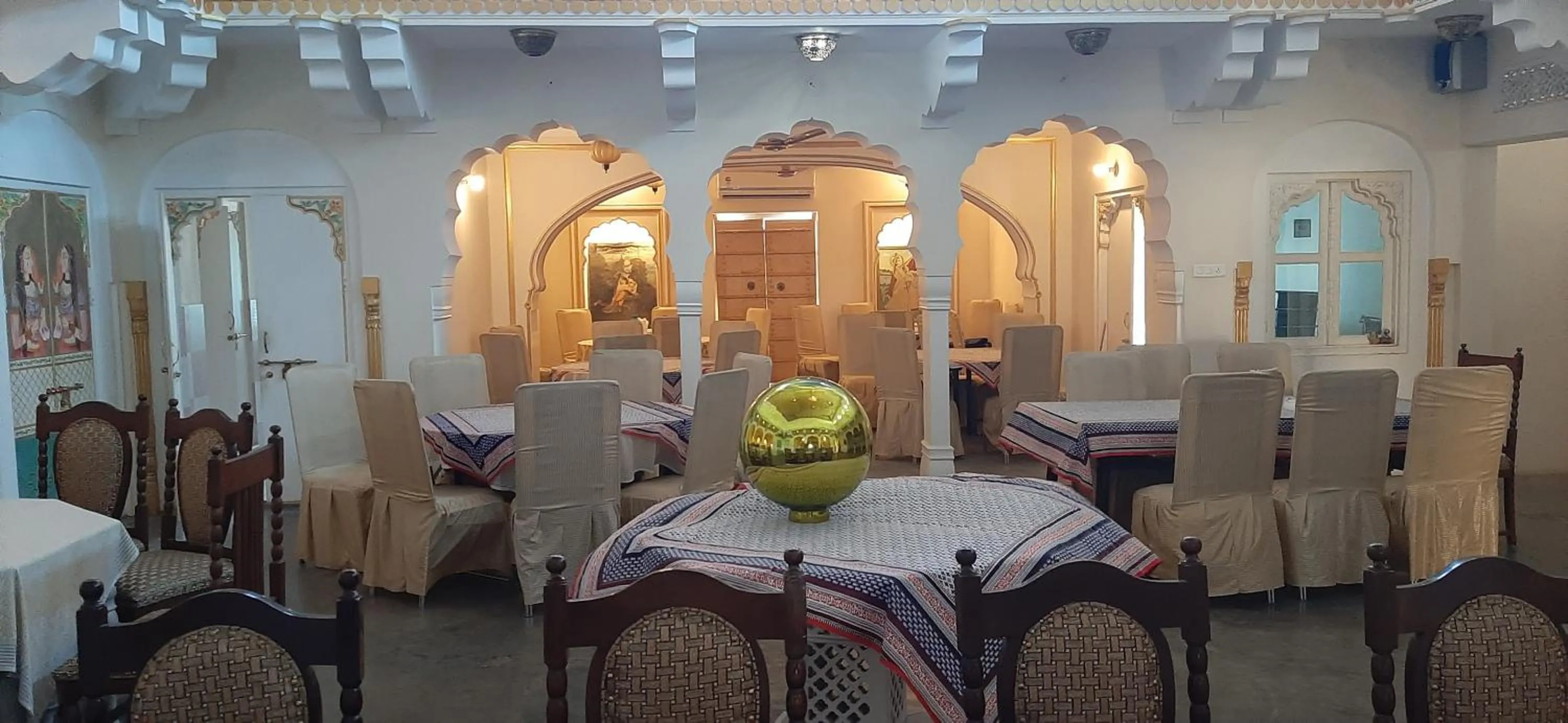Restaurant/places to eat in Saba Haveli