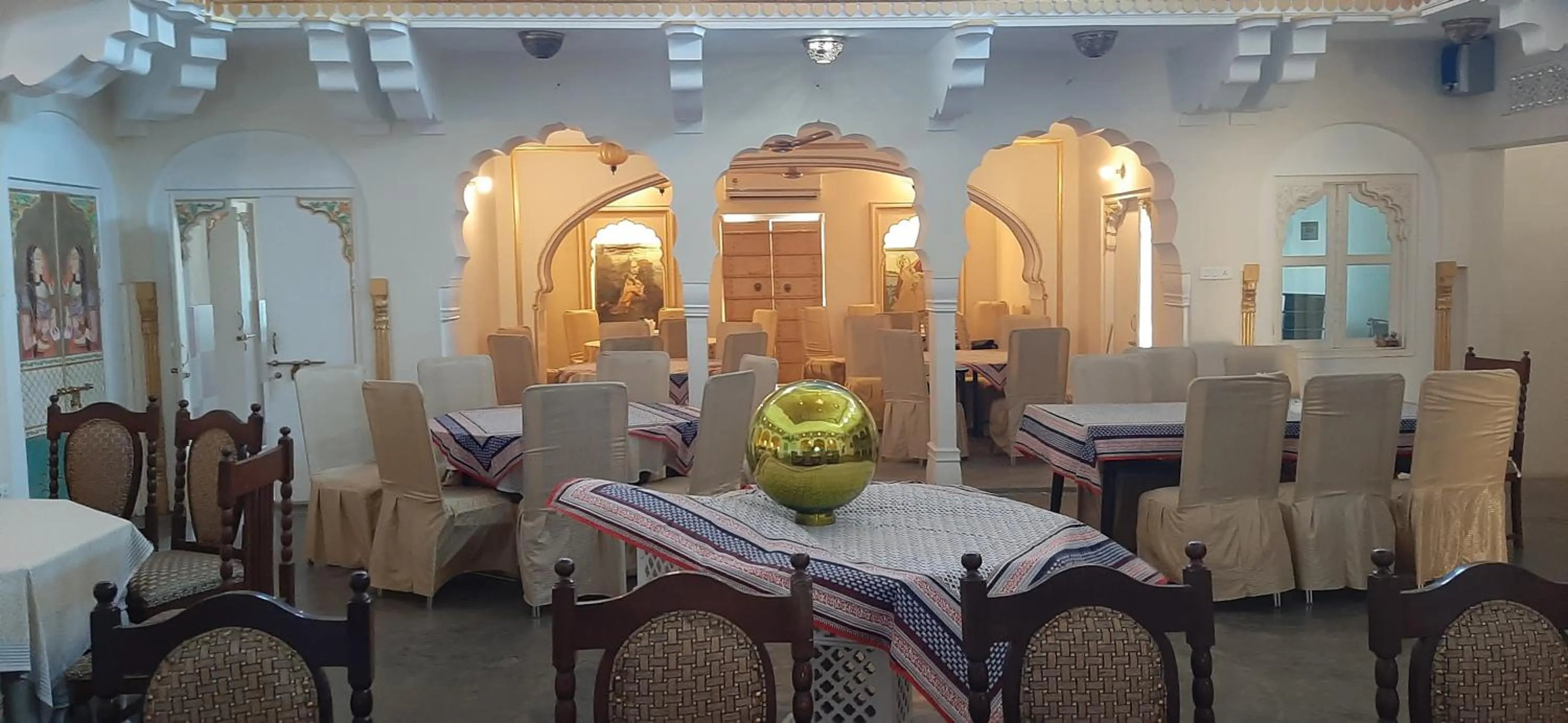 Restaurant/places to eat in Saba Haveli
