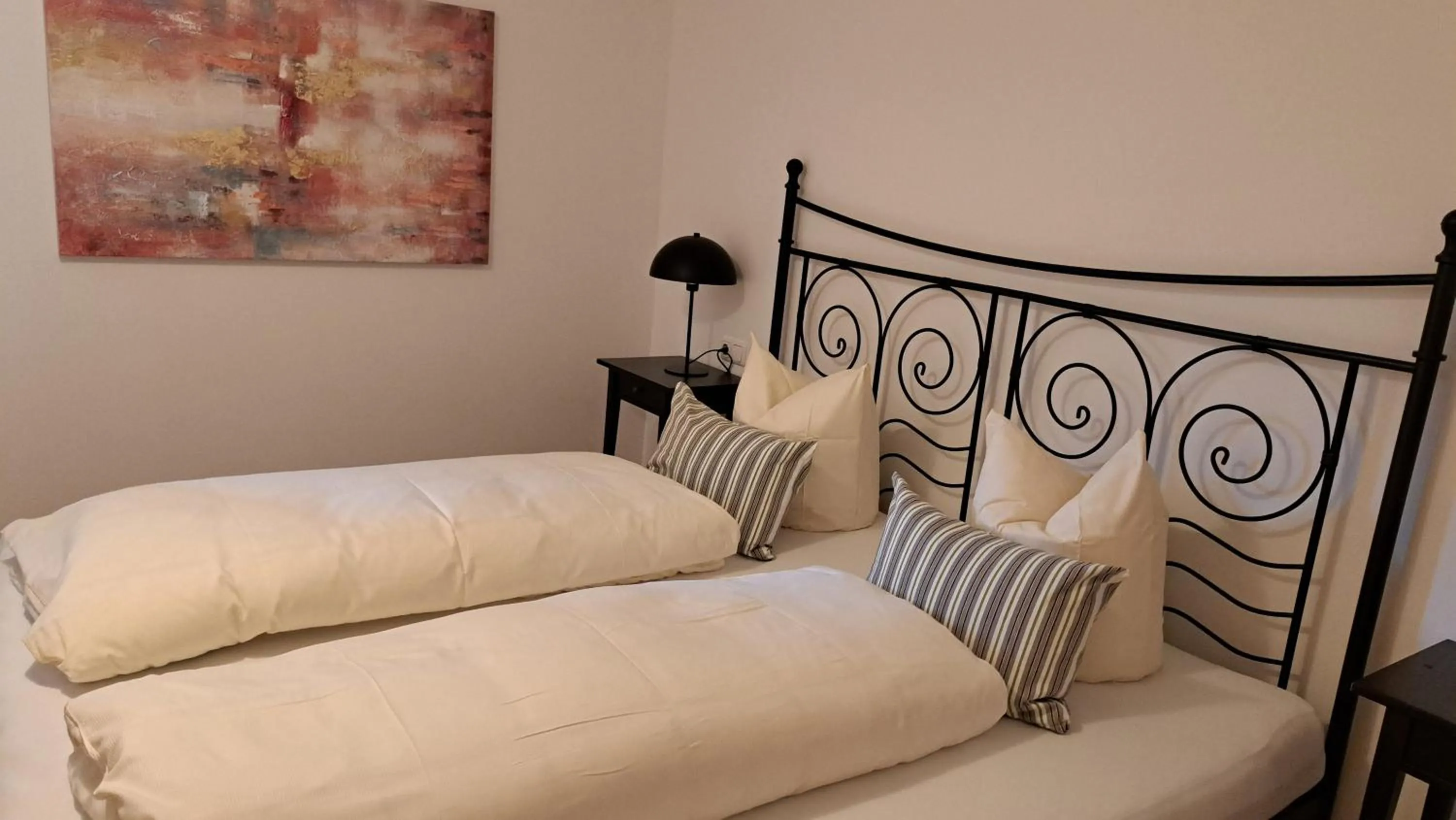 Bed in Appartment Shelley