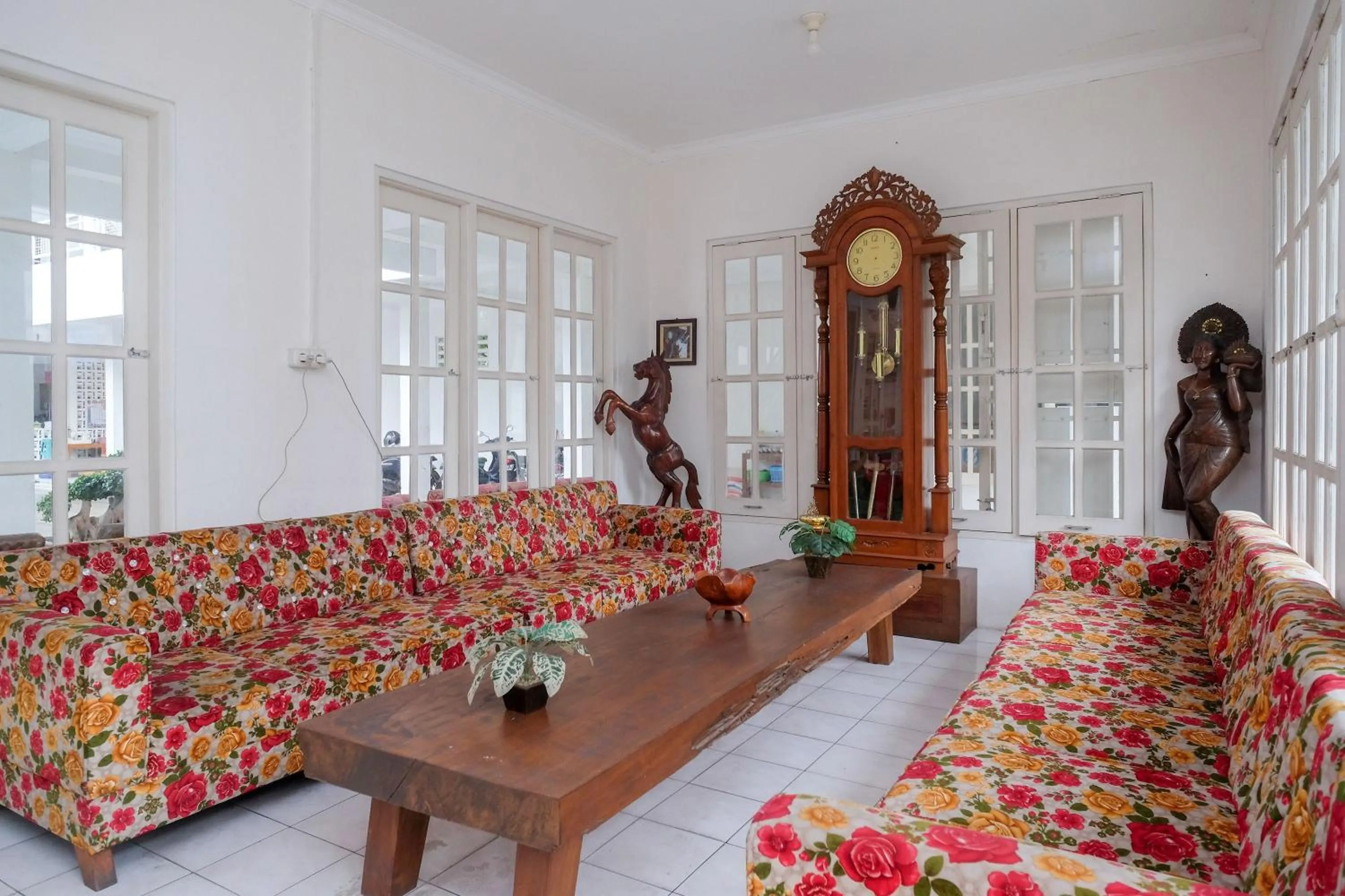 Living room in RedDoorz Plus near UMS Solo