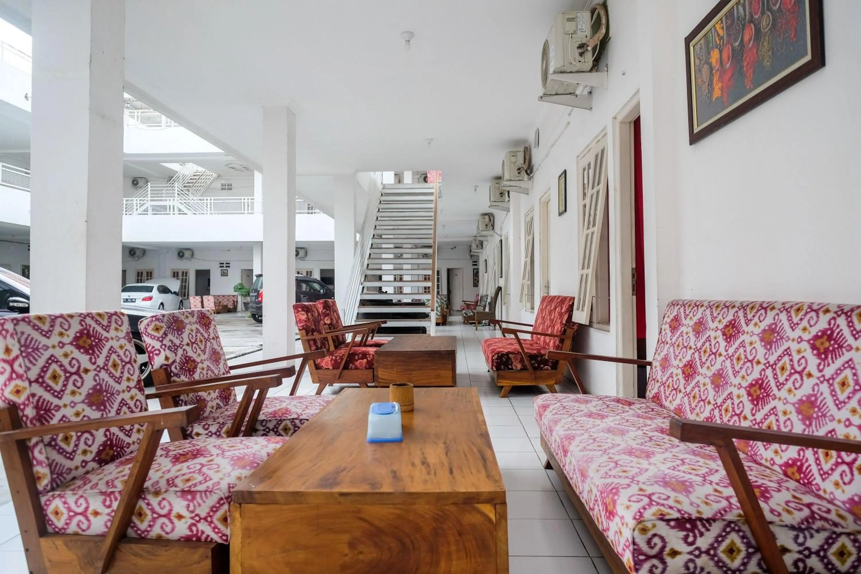 Living room in RedDoorz Plus near UMS Solo