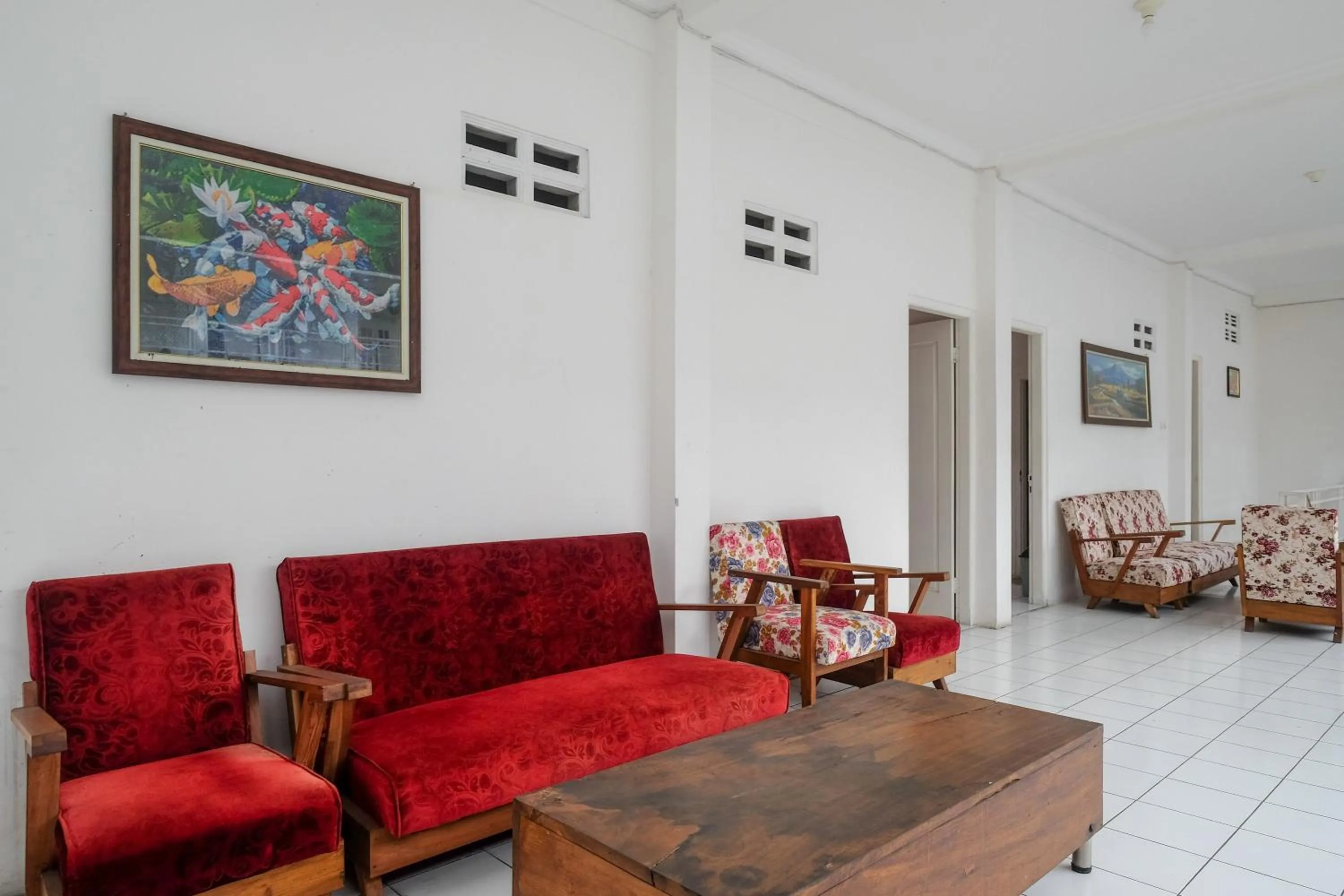 Living room in RedDoorz Plus near UMS Solo