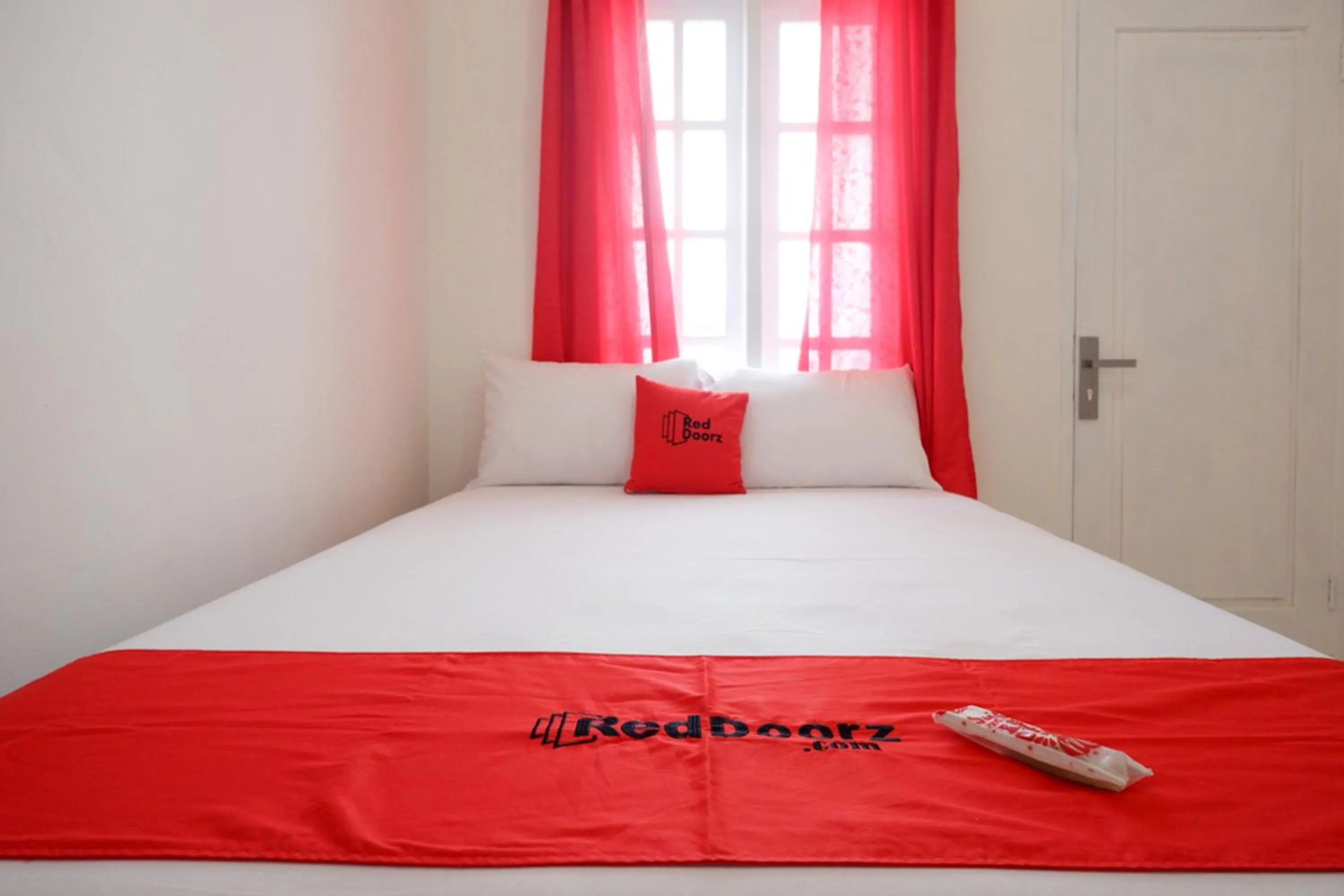 Bedroom, Bed in RedDoorz Plus near UMS Solo