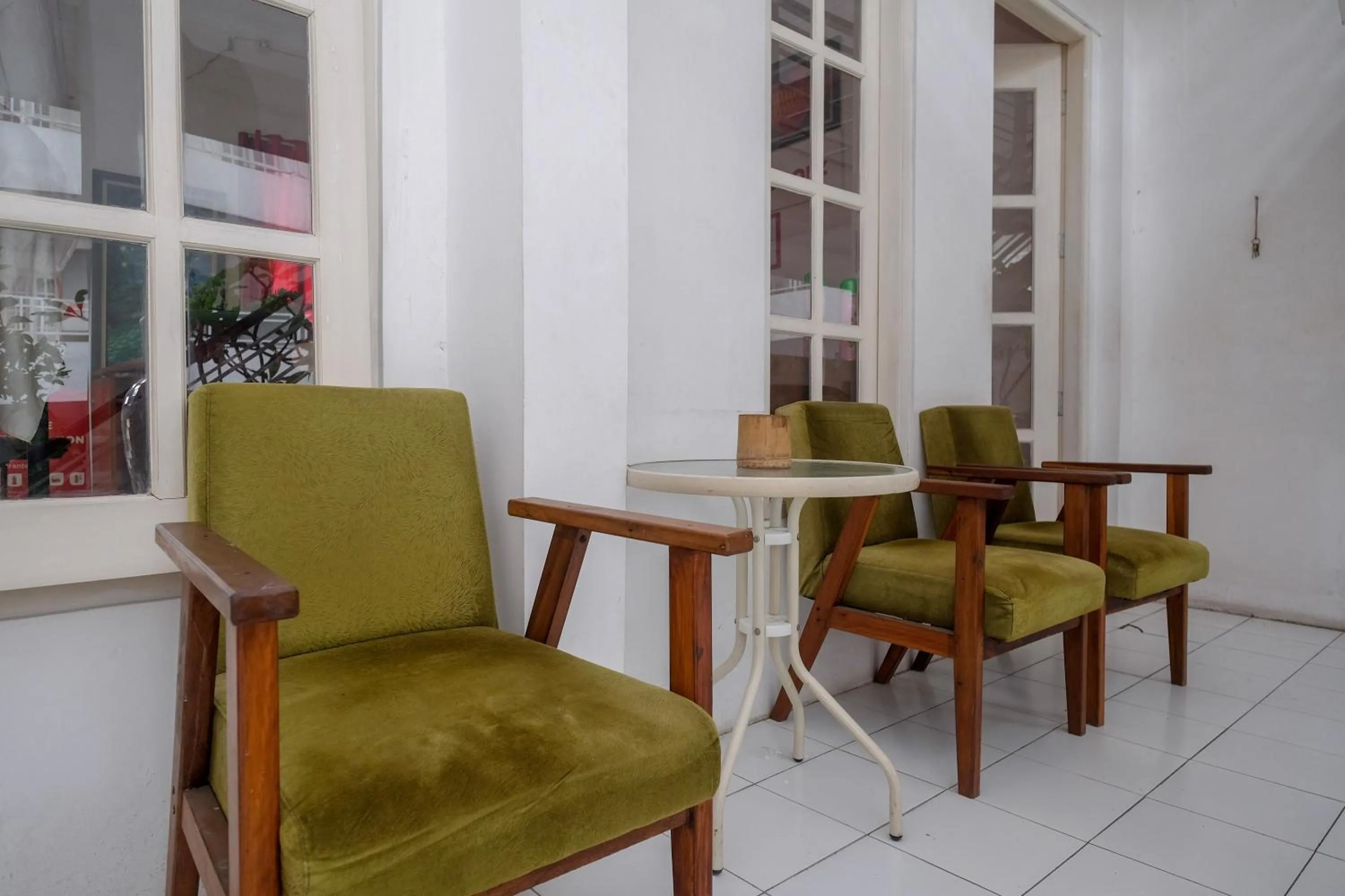 Living room in RedDoorz Plus near UMS Solo