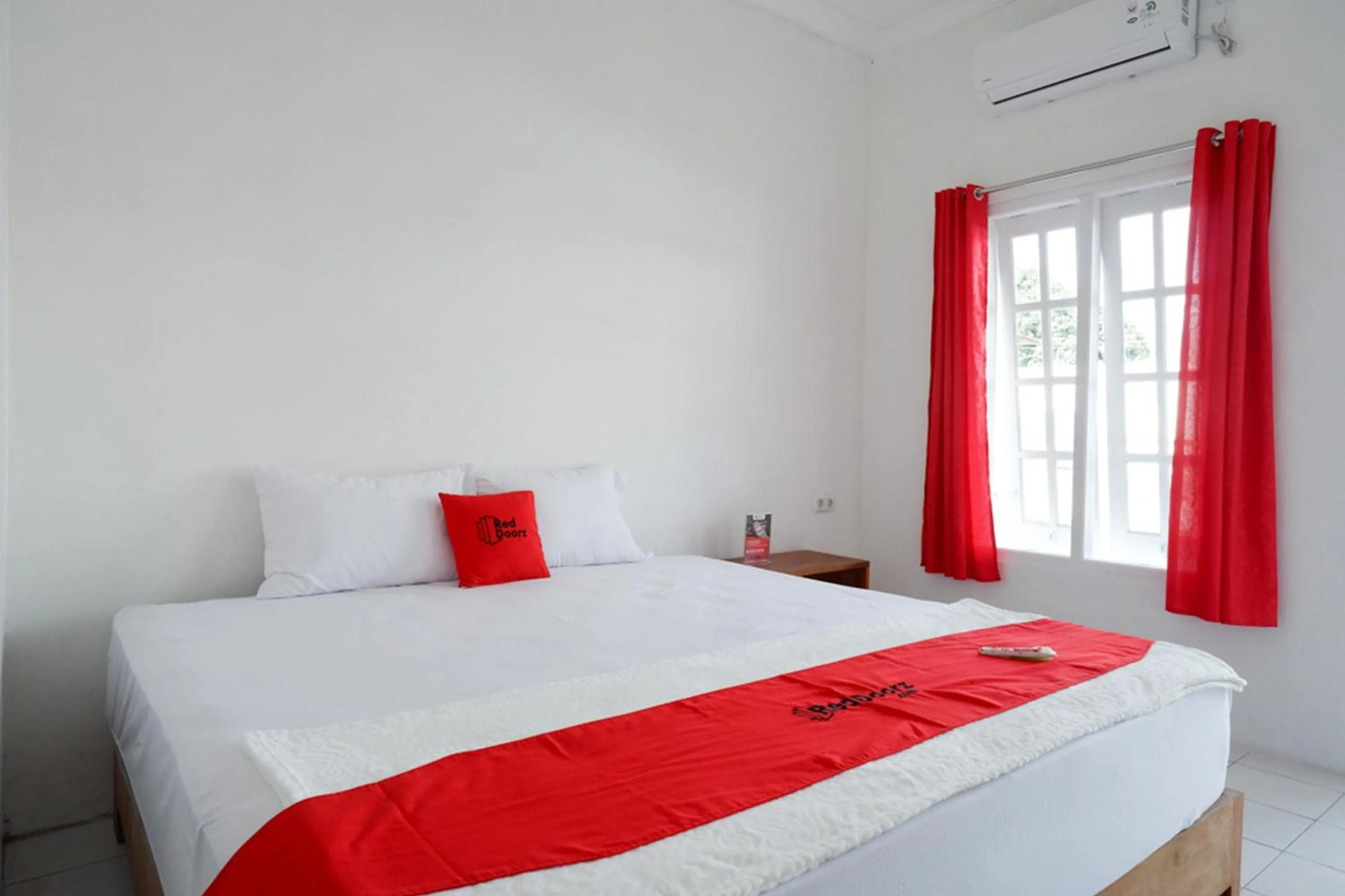 Bedroom, Bed in RedDoorz Plus near UMS Solo
