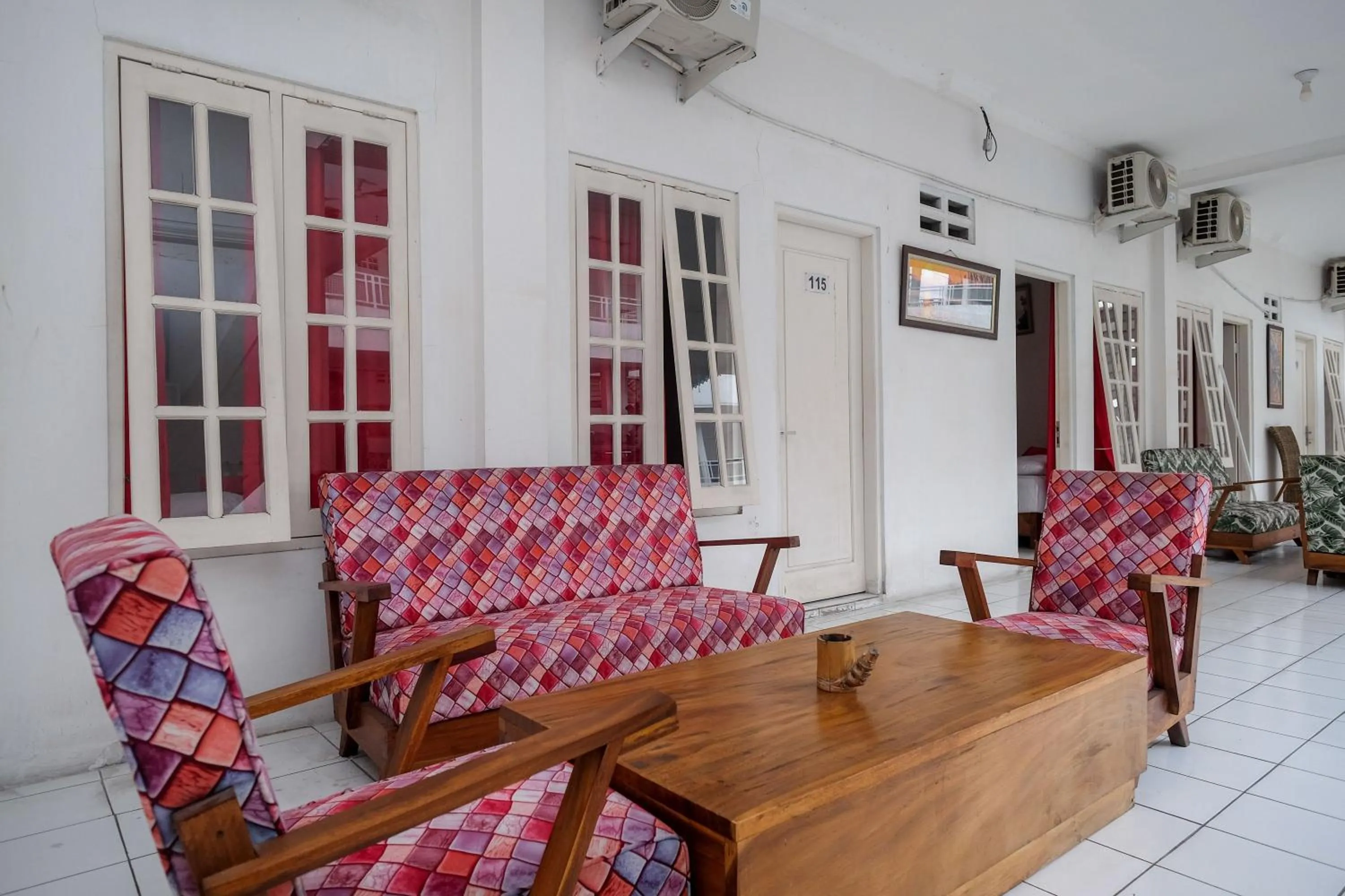 Living room in RedDoorz Plus near UMS Solo