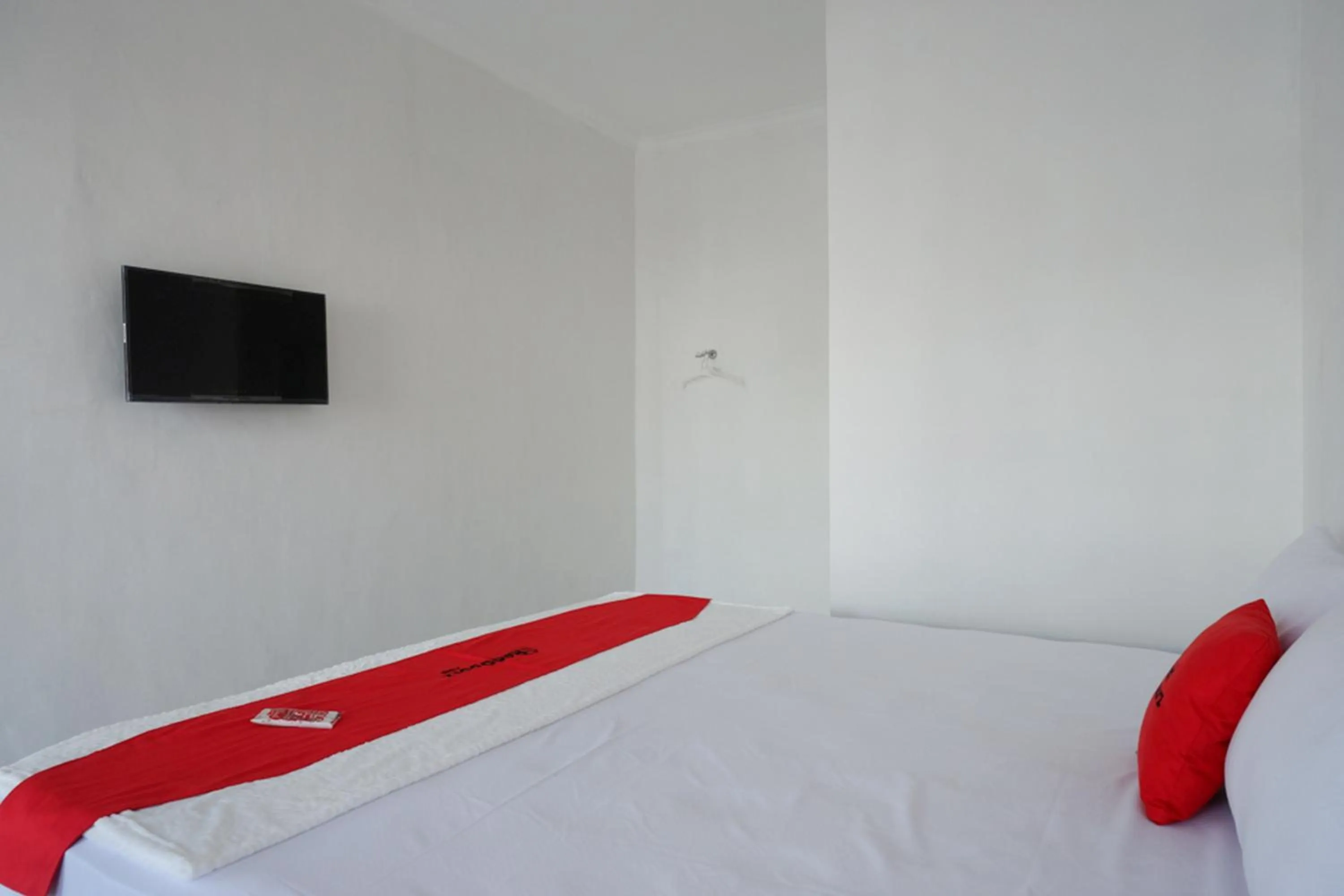 Bedroom, Bed in RedDoorz Plus near UMS Solo
