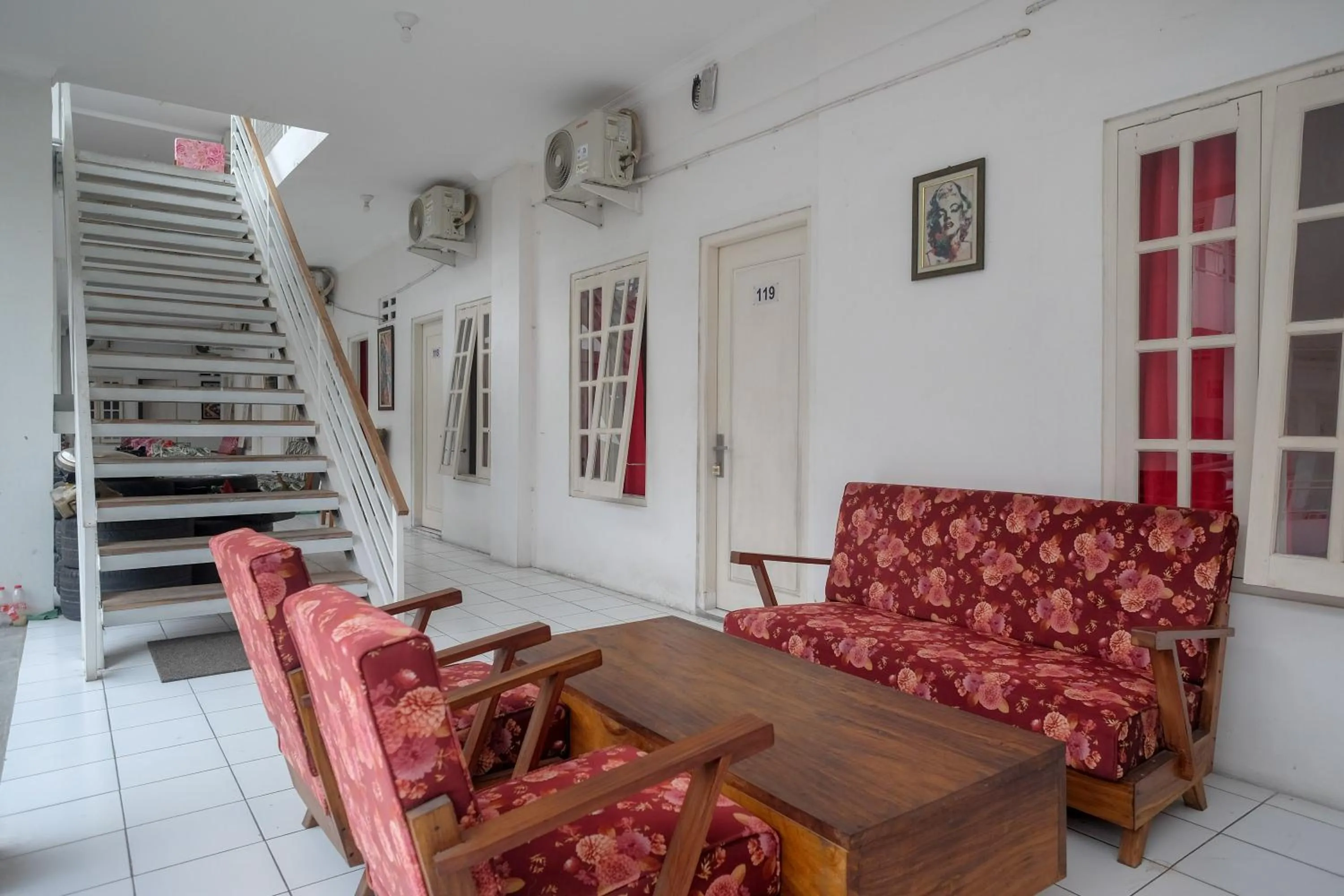 Living room in RedDoorz Plus near UMS Solo