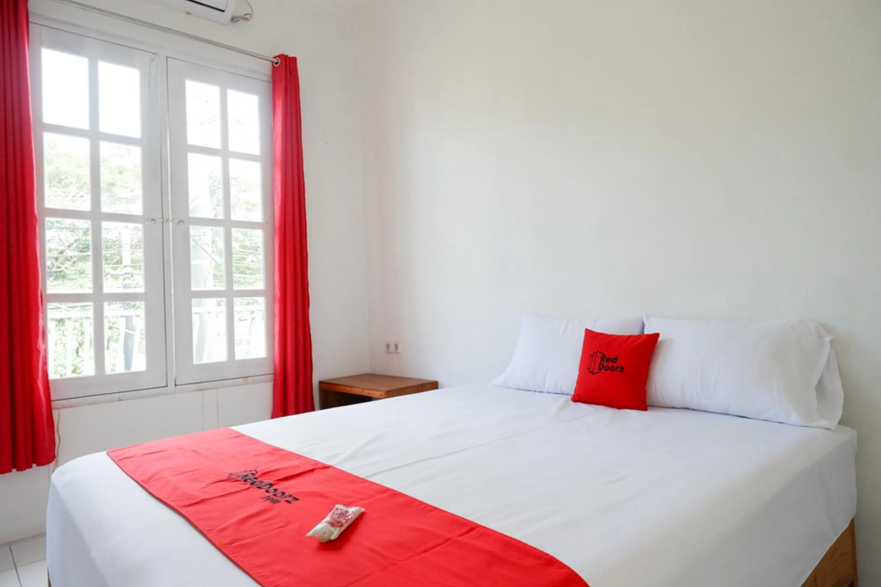 Bedroom, Bed in RedDoorz Plus near UMS Solo