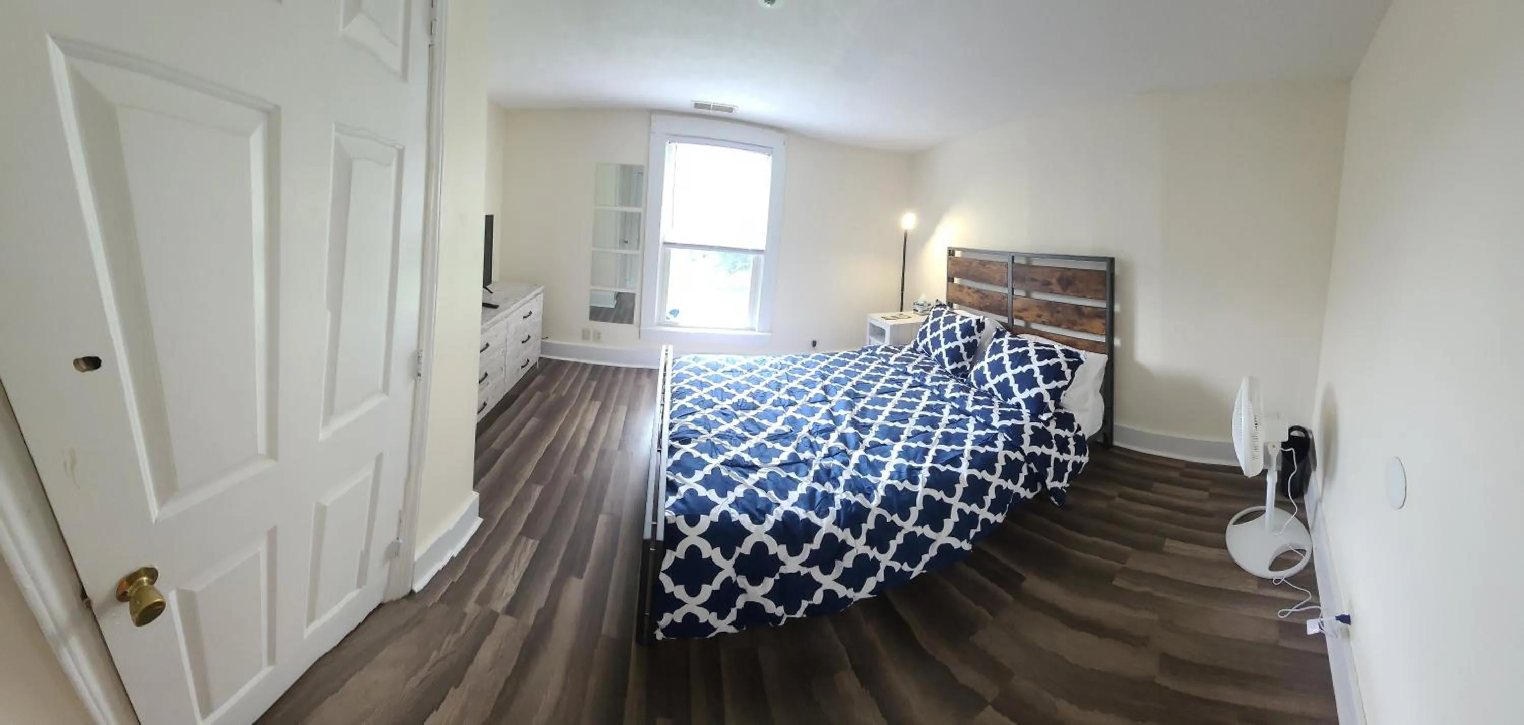 Bed in The Dragon's Den 5 bedroom house 1 mile to Main St