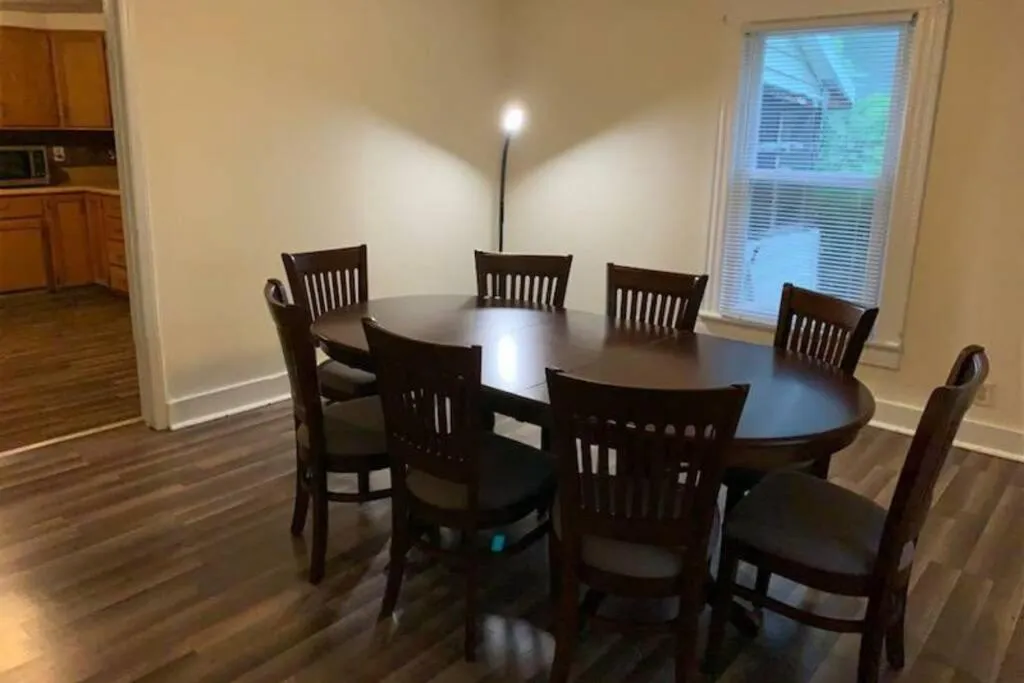 The Dragon's Den 5 bedroom house 1 mile to Main St