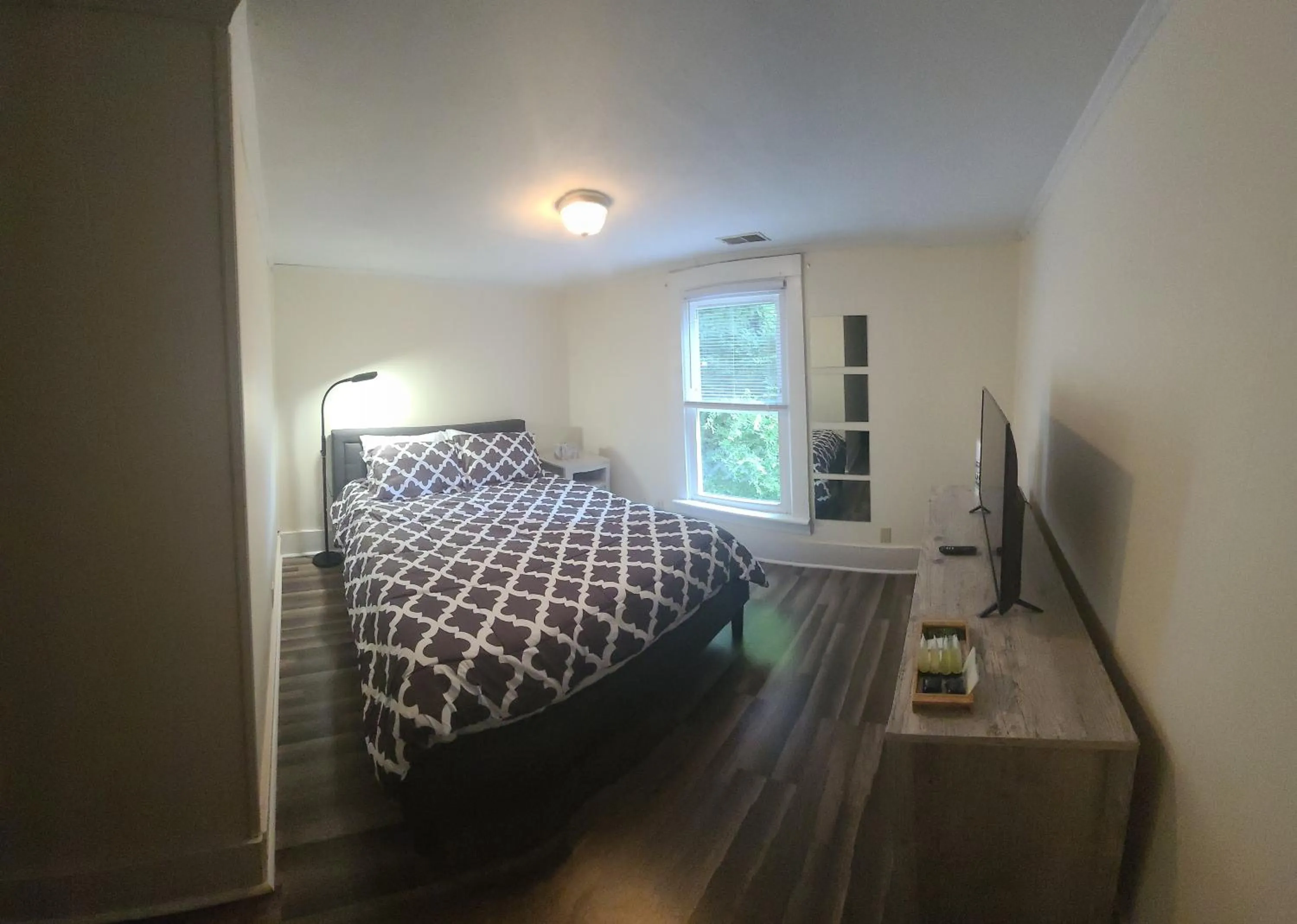 Bed in The Dragon's Den 5 bedroom house 1 mile to Main St