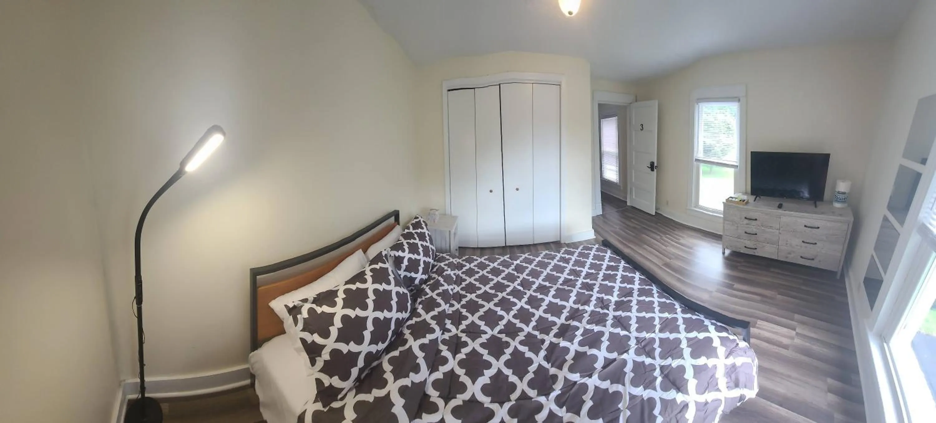 Bed in The Dragon's Den 5 bedroom house 1 mile to Main St