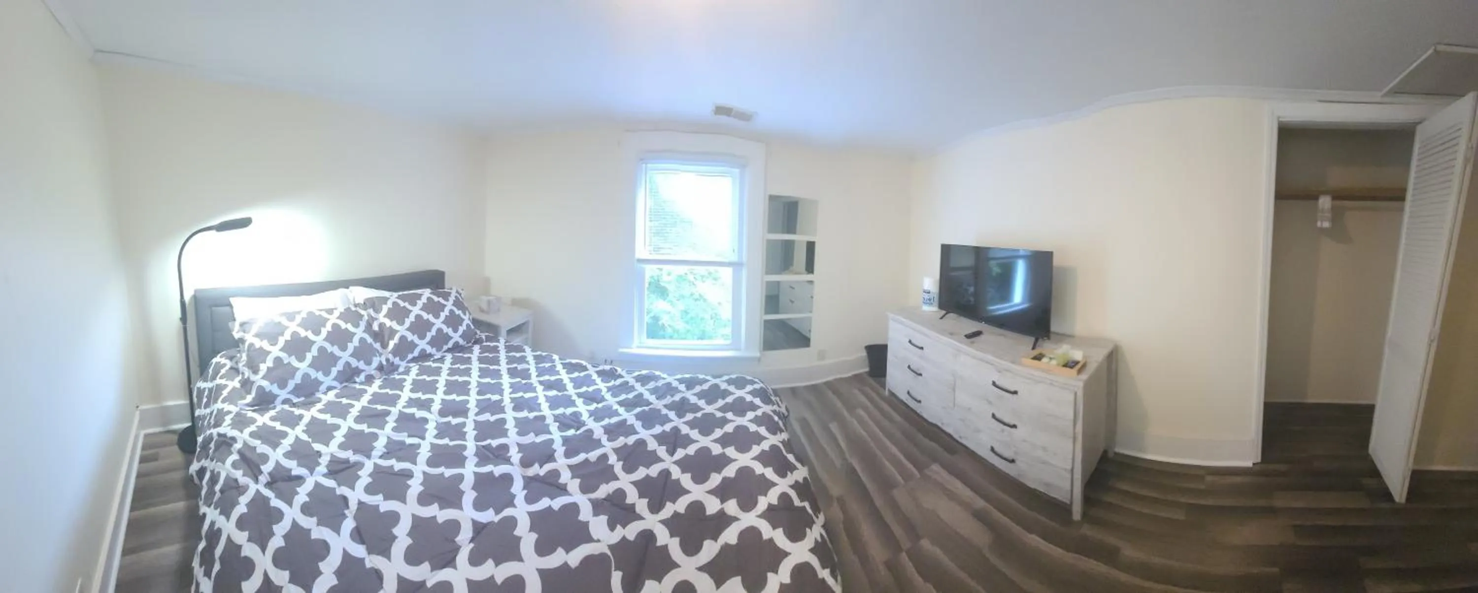 Bed in The Dragon's Den 5 bedroom house 1 mile to Main St