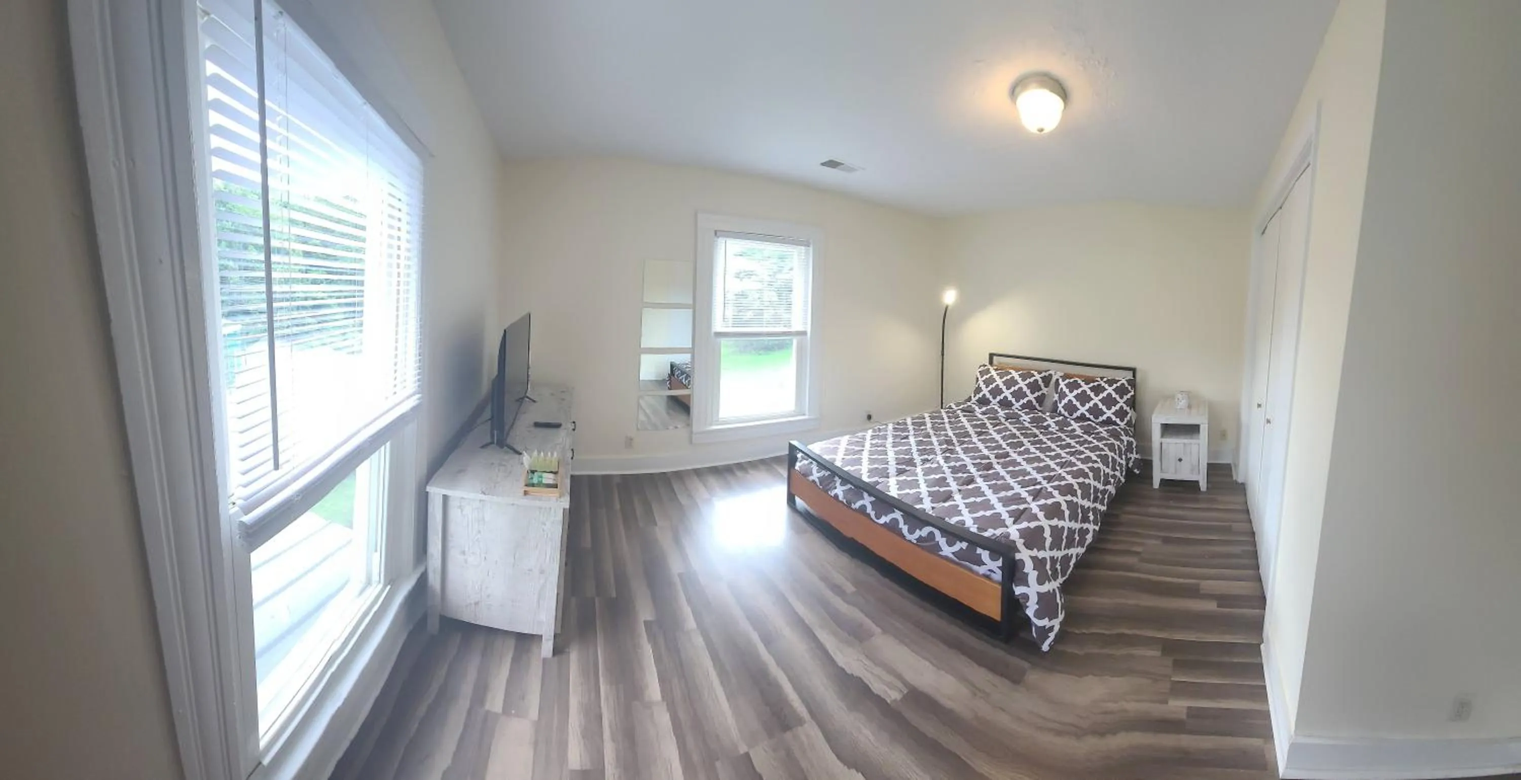 Bed in The Dragon's Den 5 bedroom house 1 mile to Main St