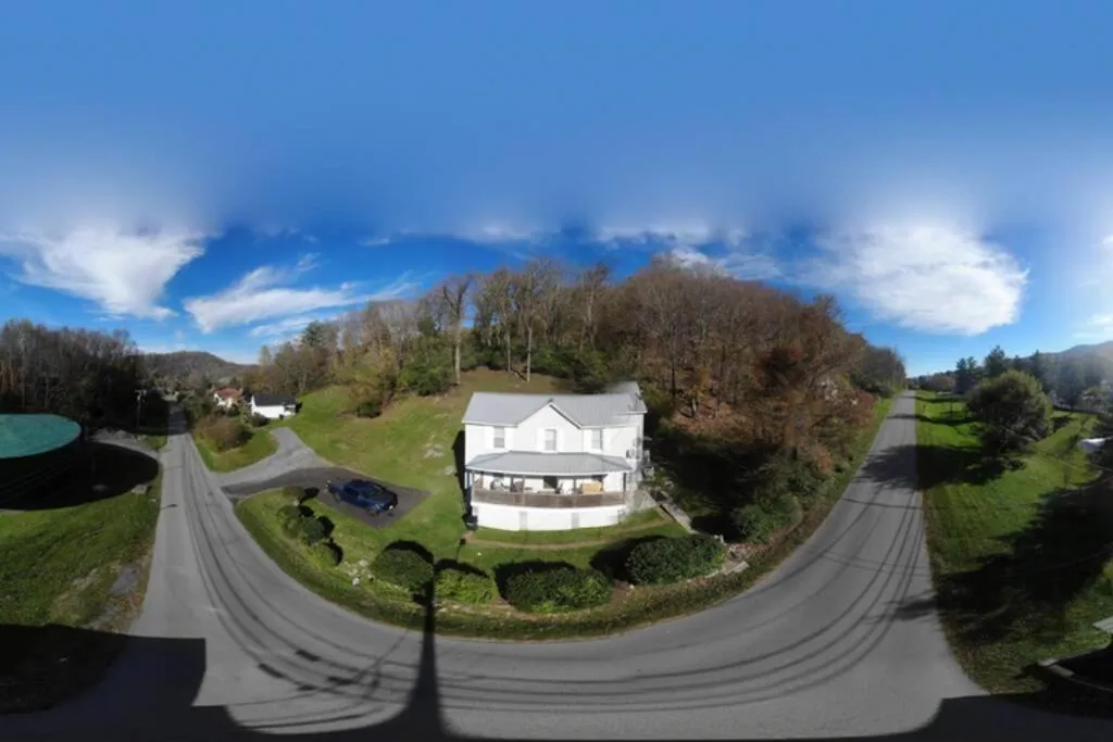 The Dragon's Den 5 bedroom house 1 mile to Main St